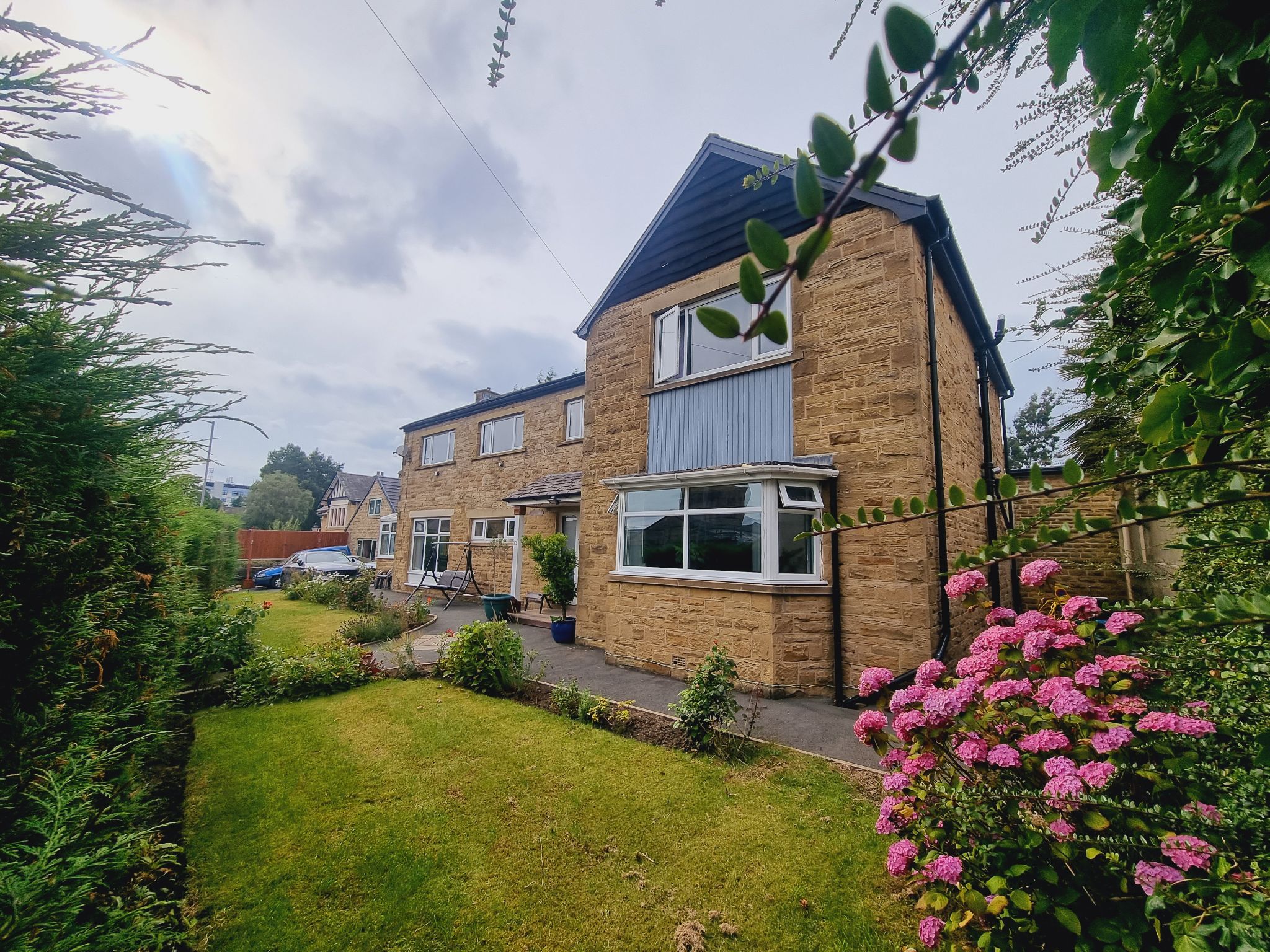 5 bedroom detached house For Sale in Bradford - Photograph 1.