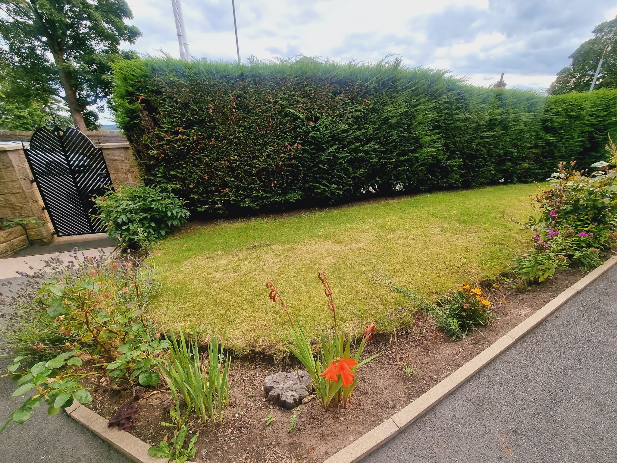 5 bedroom detached house For Sale in Bradford - Front Garden.