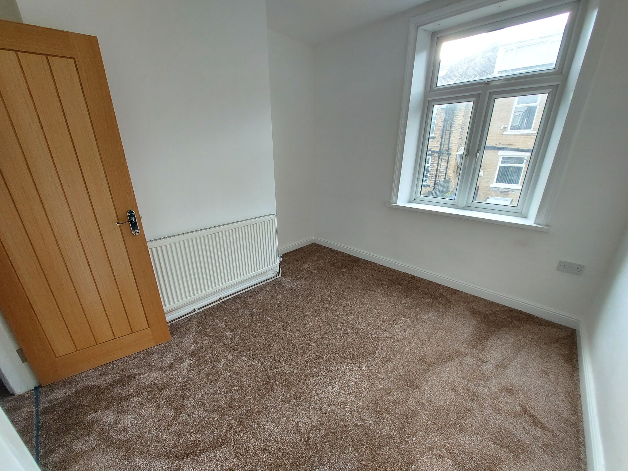 4 bedroom mid terraced house Let in Bradford - Photograph 15.