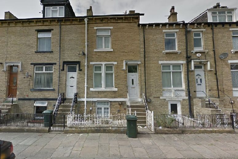 4 bedroom mid terraced house Let in Bradford - Photograph 1.