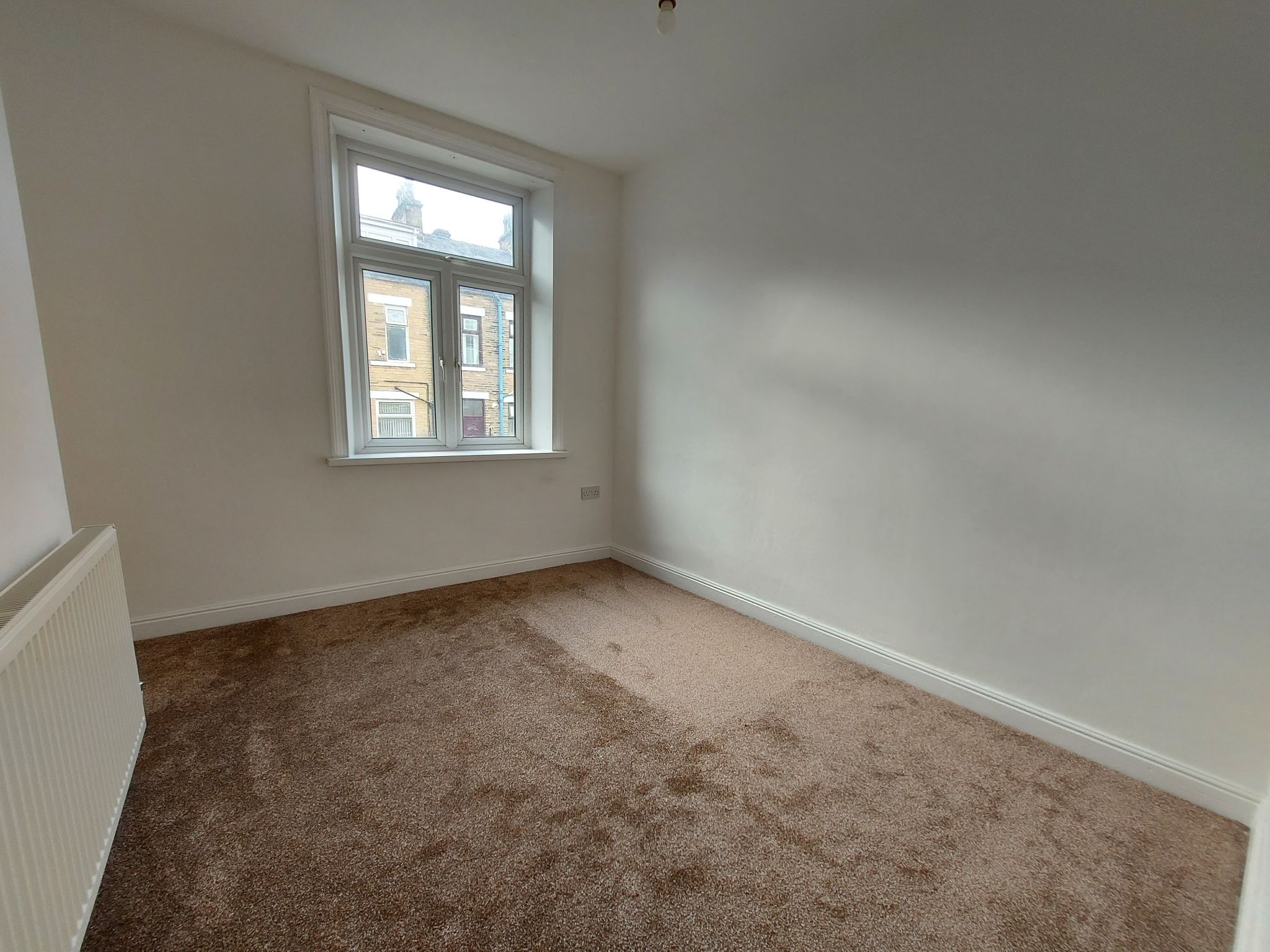 4 bedroom mid terraced house Let in Bradford - Photograph 14.