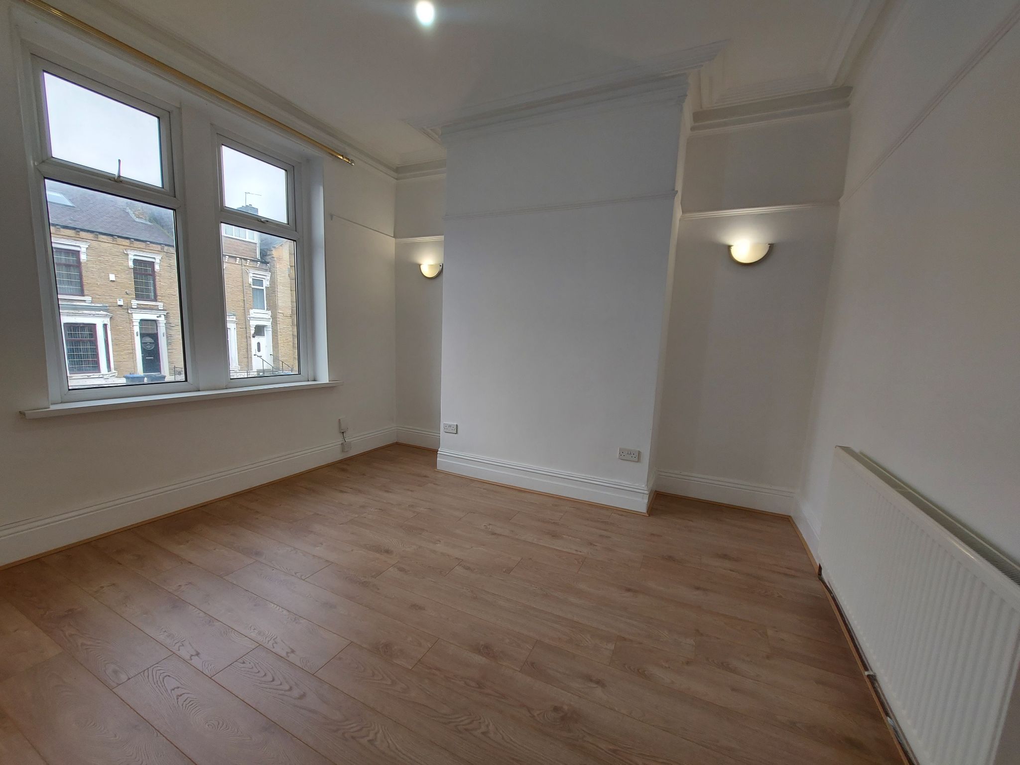 4 bedroom mid terraced house Let in Bradford - Photograph 8.