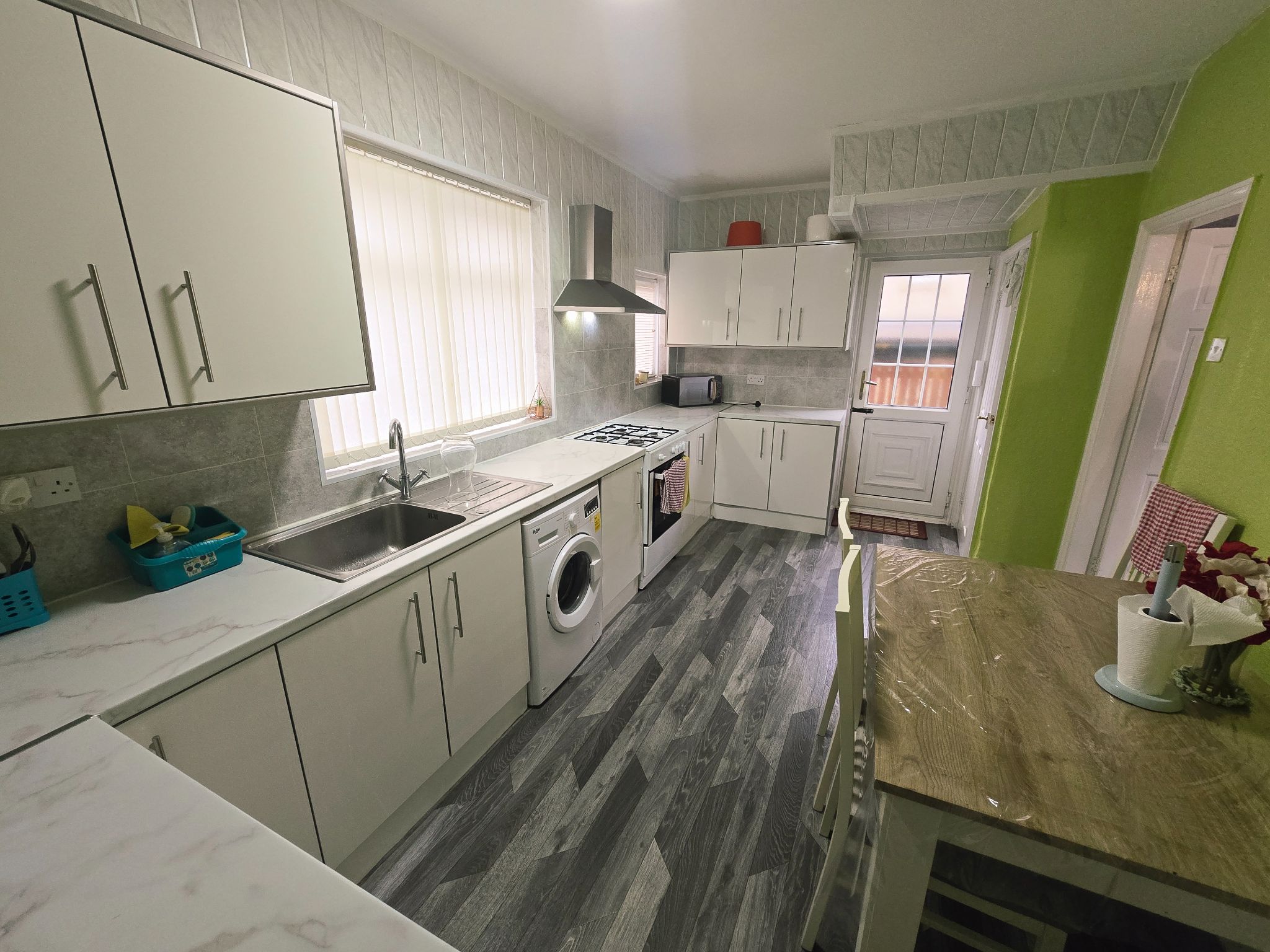 2 bedroom mid terraced house To Let in Bradford - Property photograph.