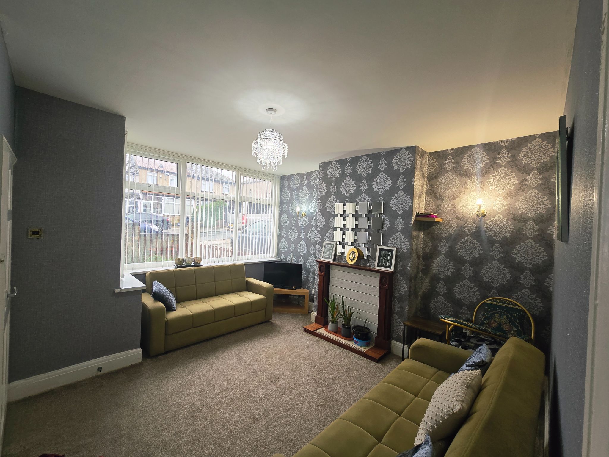 2 bedroom mid terraced house To Let in Bradford - Property photograph.
