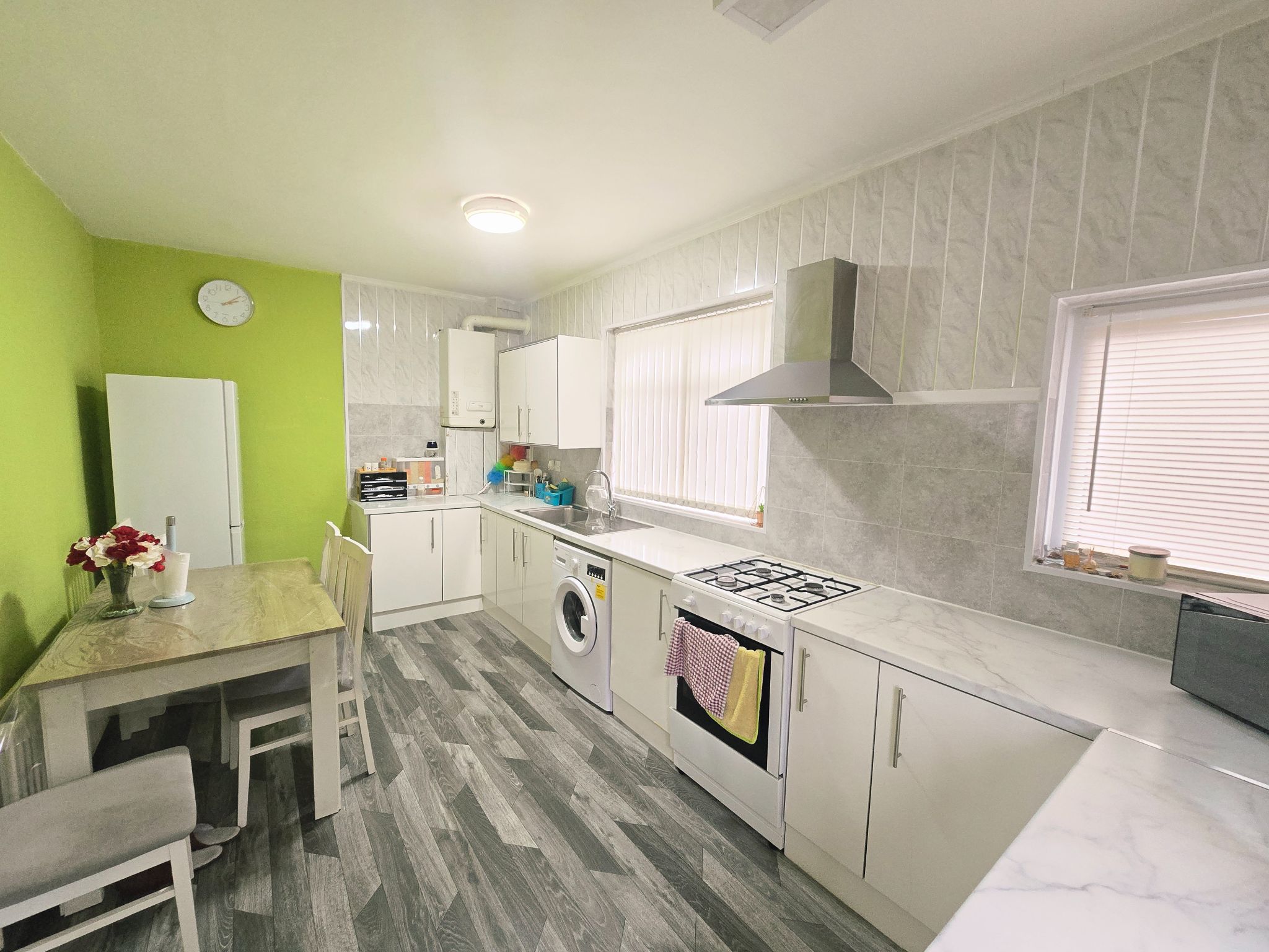 2 bedroom mid terraced house To Let in Bradford - Property photograph.