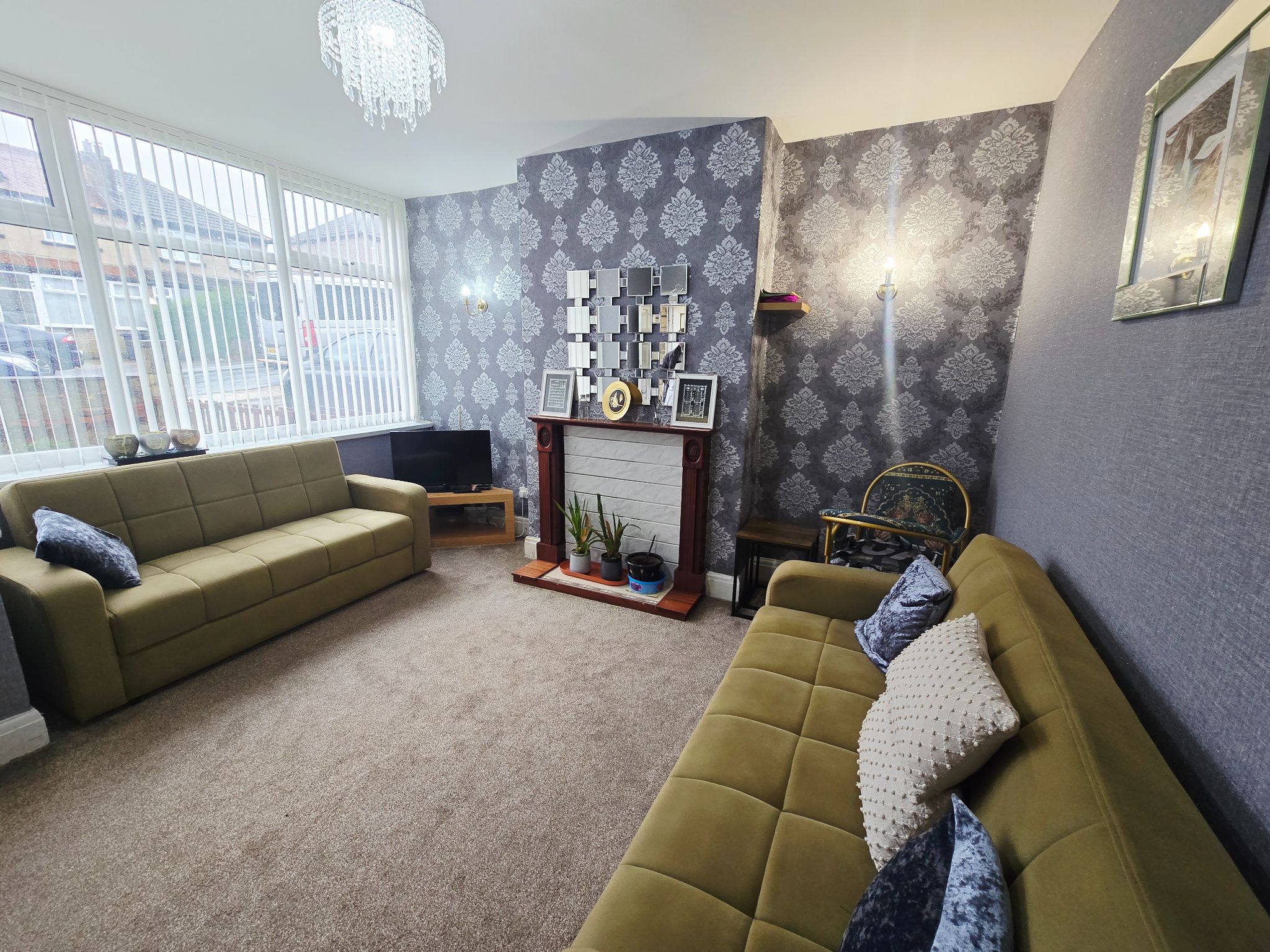 2 bedroom mid terraced house To Let in Bradford - Property photograph.
