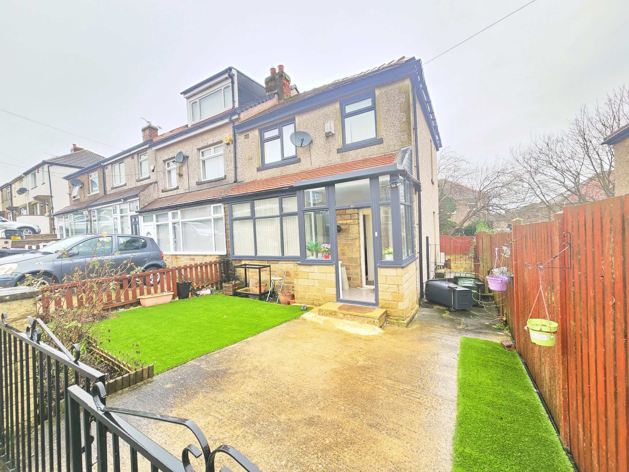 2 bedroom mid terraced house To Let in Bradford - Property photograph.