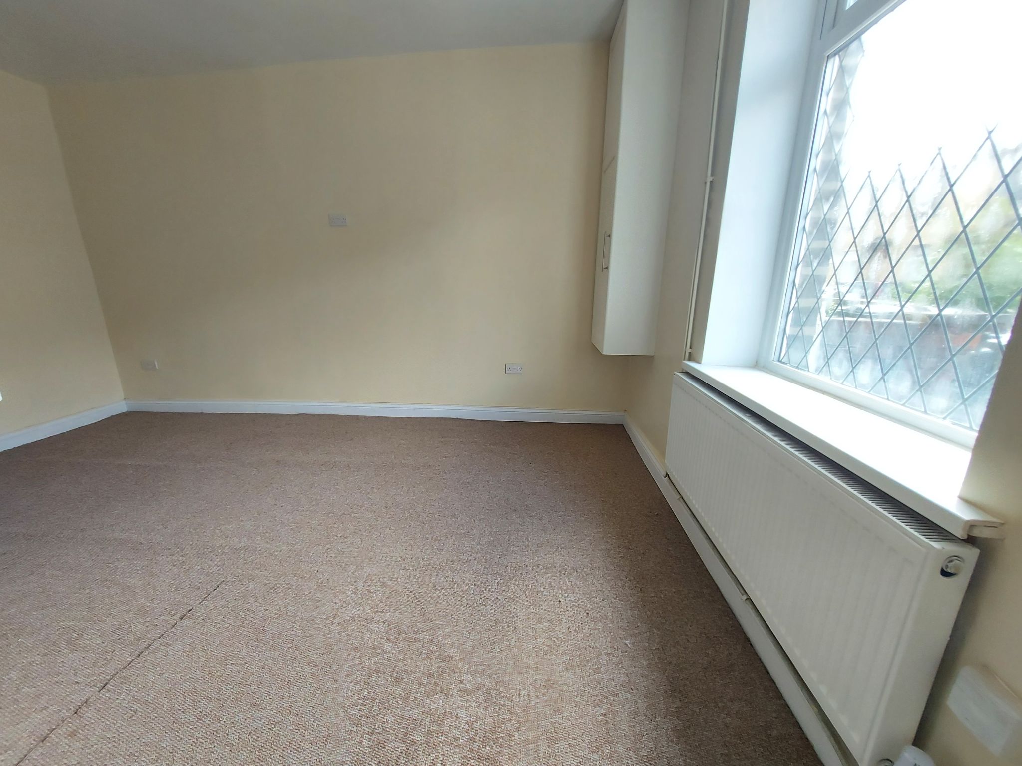 1 bedroom mid terraced house To Let in Bradford - Property photograph.