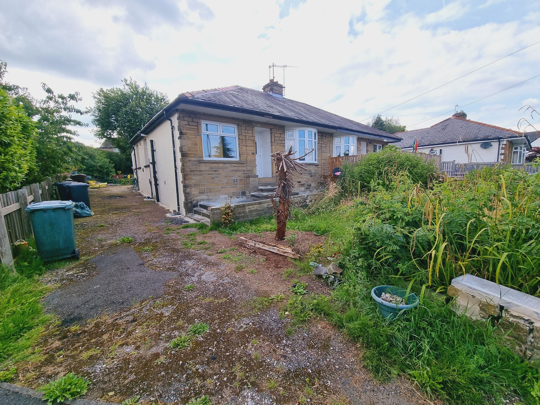 2 bedroom semi-detached bungalow To Let in Bradford - Property photograph.
