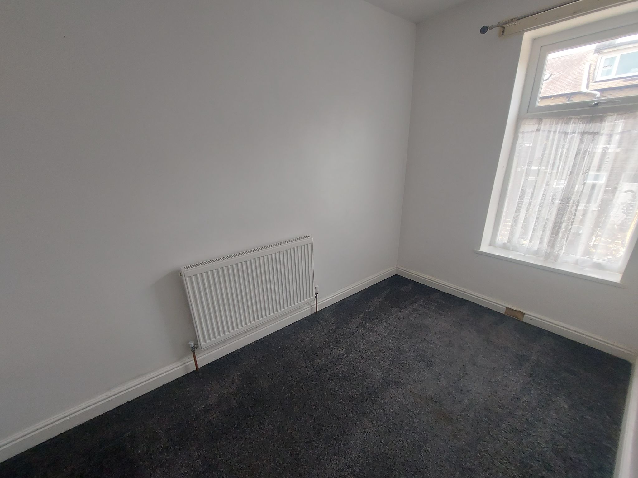 4 bedroom mid terraced house To Let in Bradford - Photograph 8.
