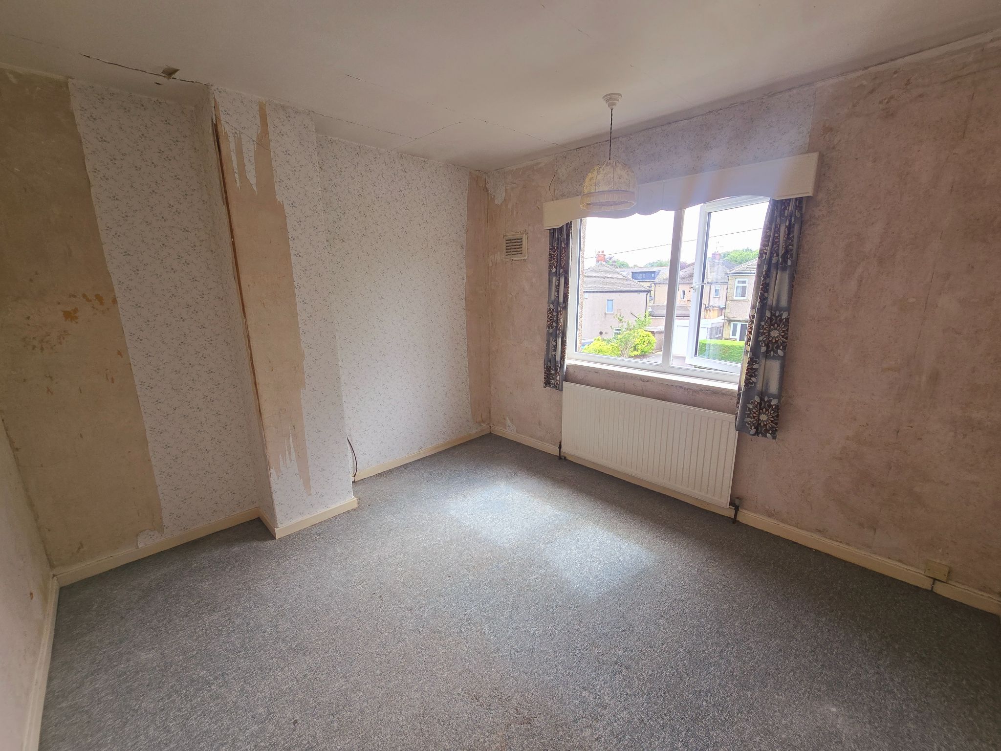 3 bedroom semi-detached house For Sale in Bradford - Photograph 9.