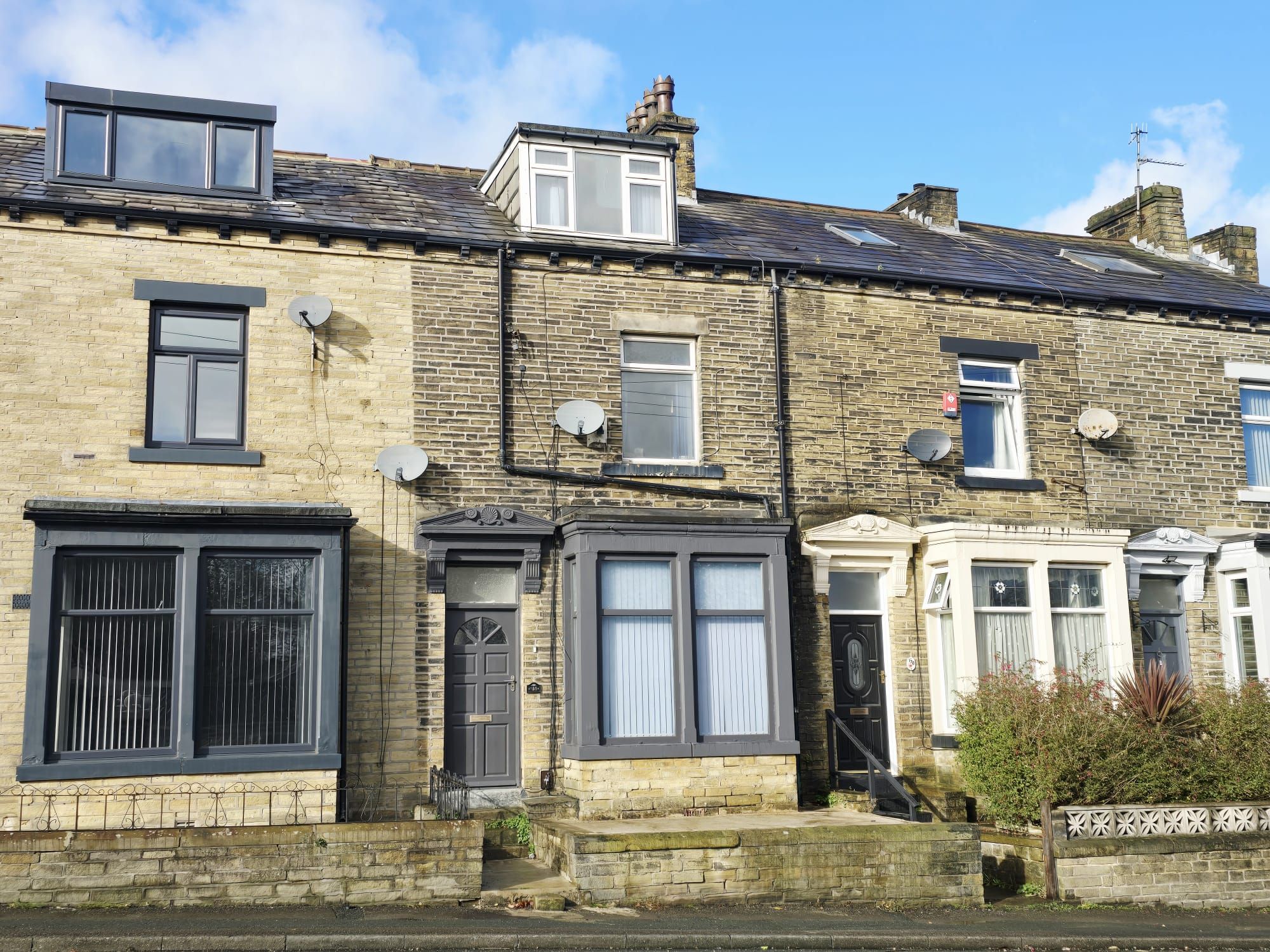 3 bedroom mid terraced house For Sale in Bradford - Photograph 1.