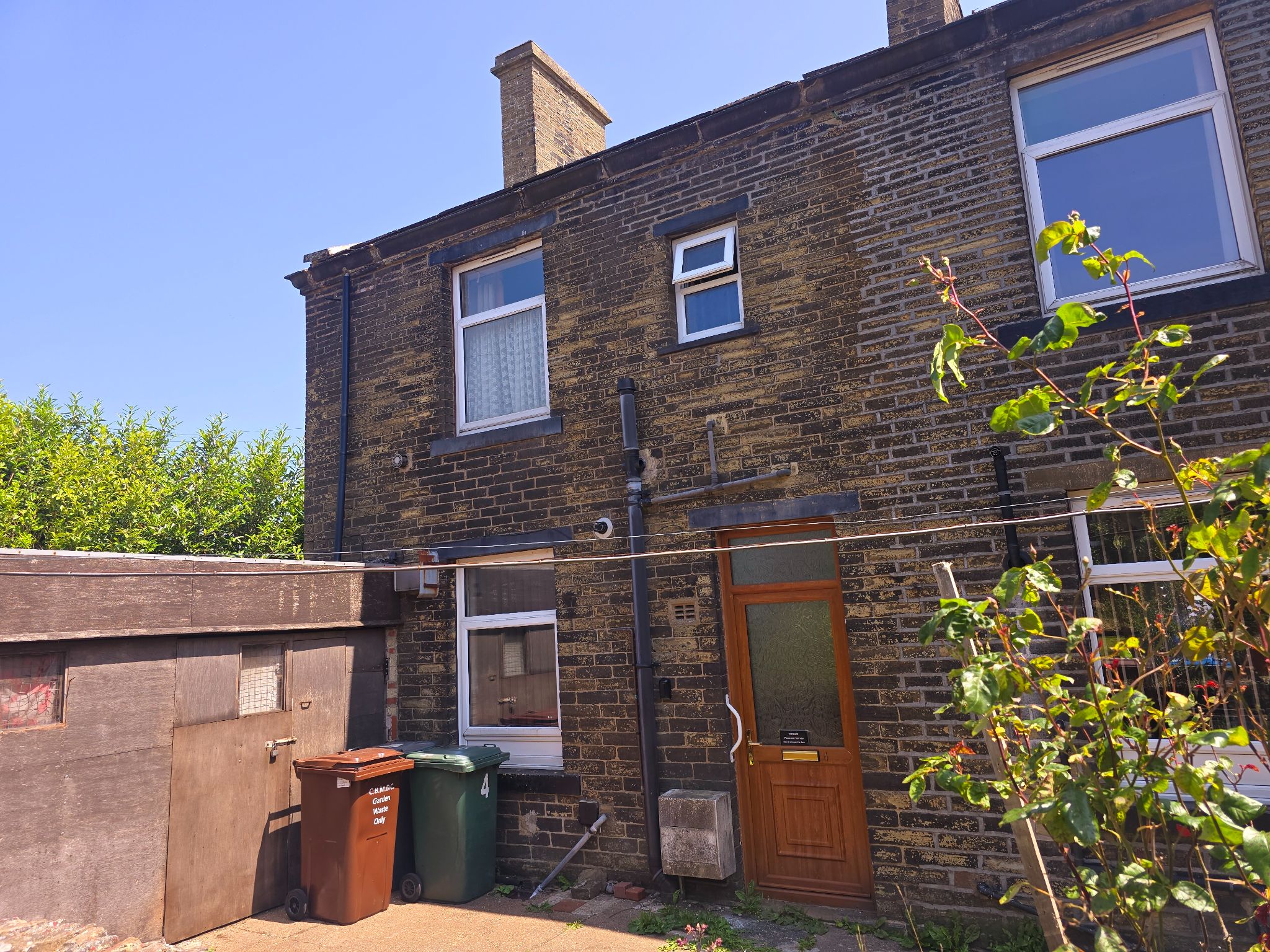 2 bedroom semi-detached house For Sale in Bradford - Photograph 1.