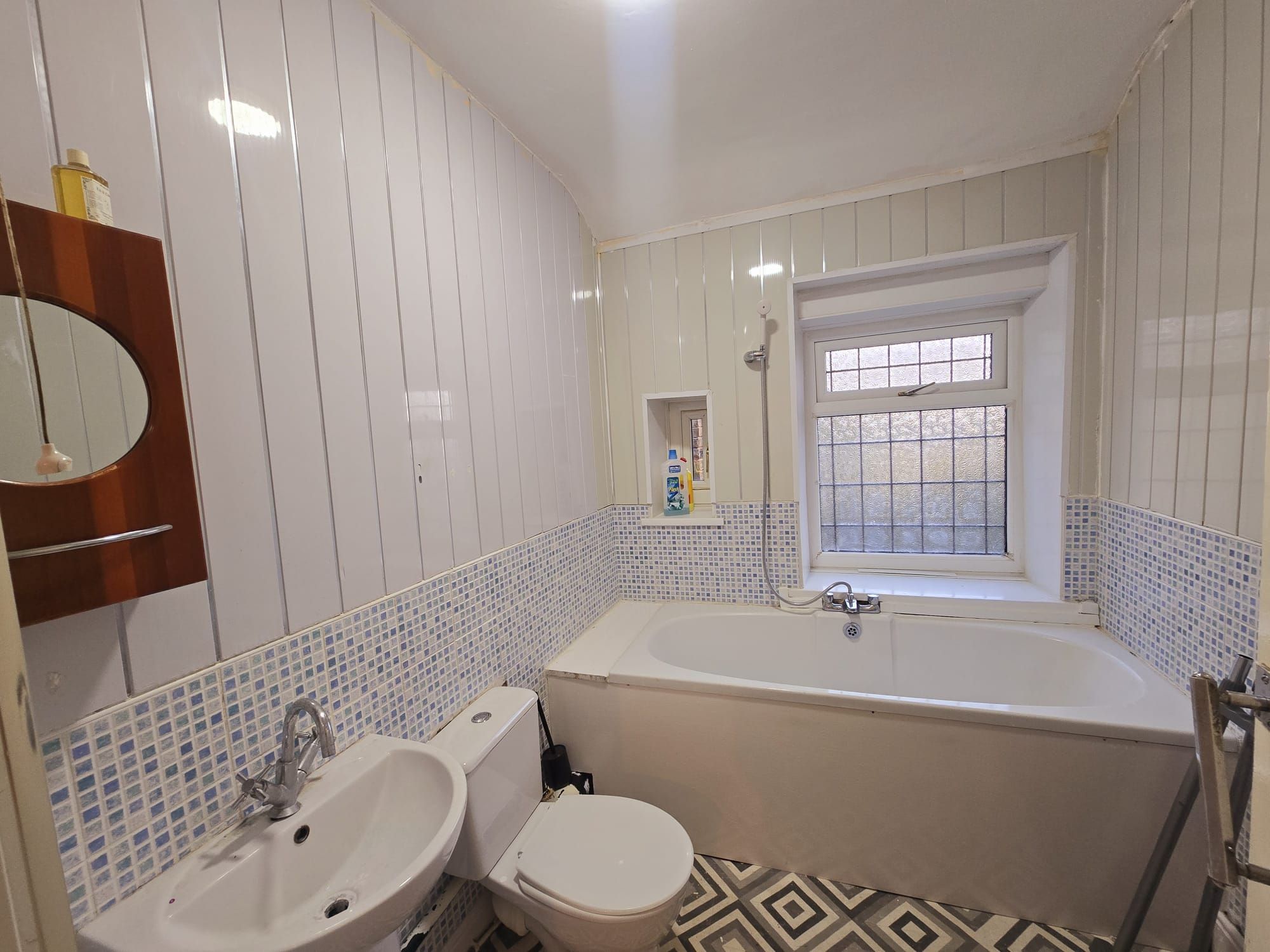 2 bedroom cottage house To Let in Bradford - Photograph 25.