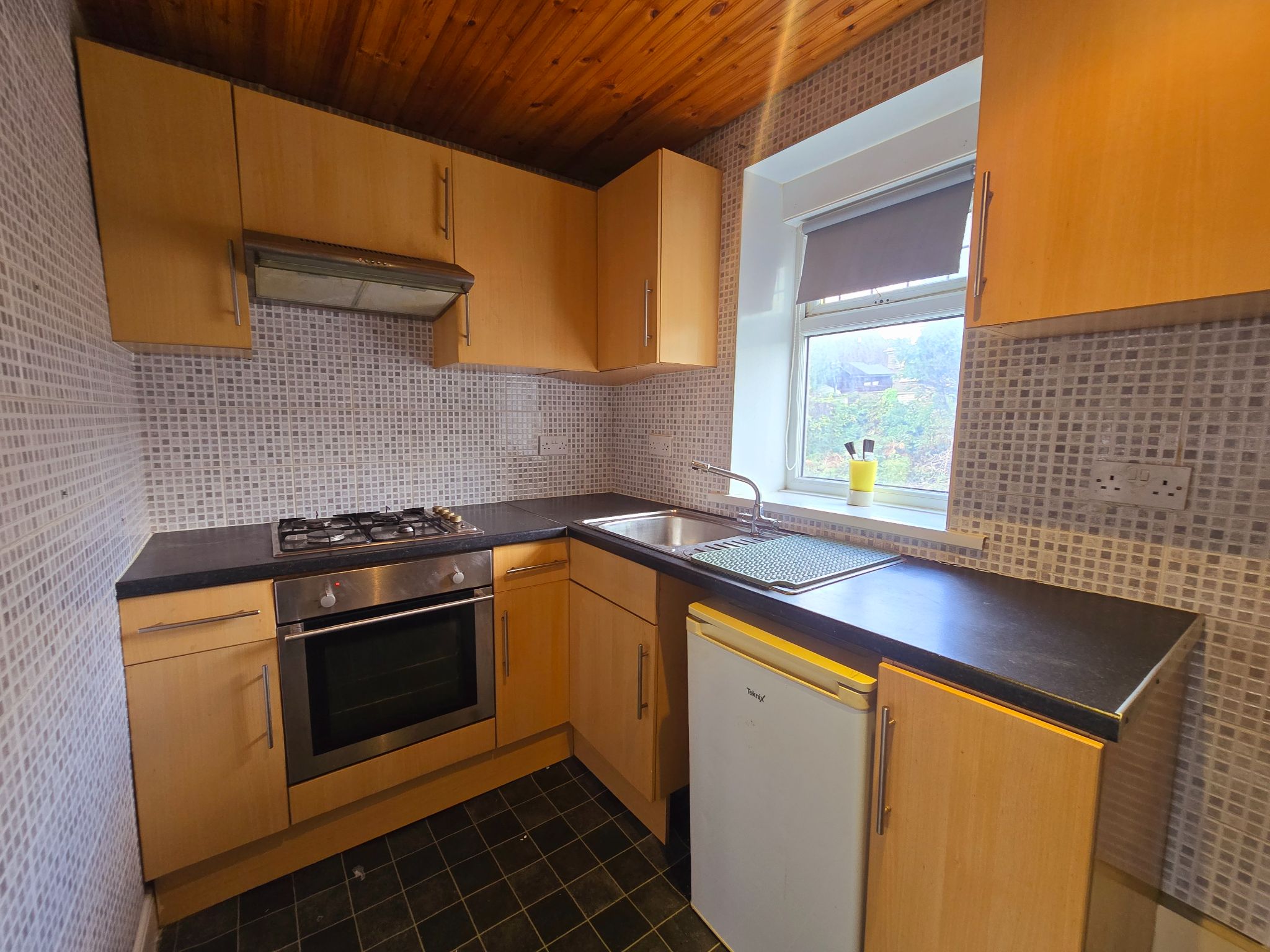 2 bedroom cottage house To Let in Bradford - Photograph 3.