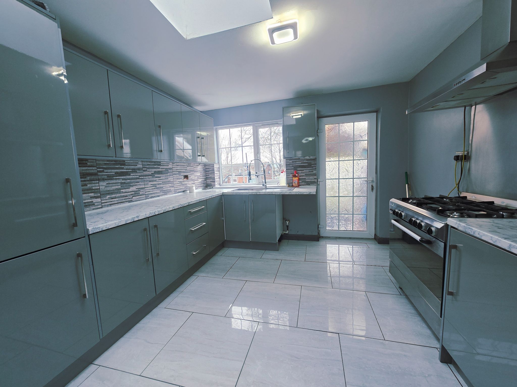 4 bedroom mid terraced house To Let in Bradford - Property photograph.