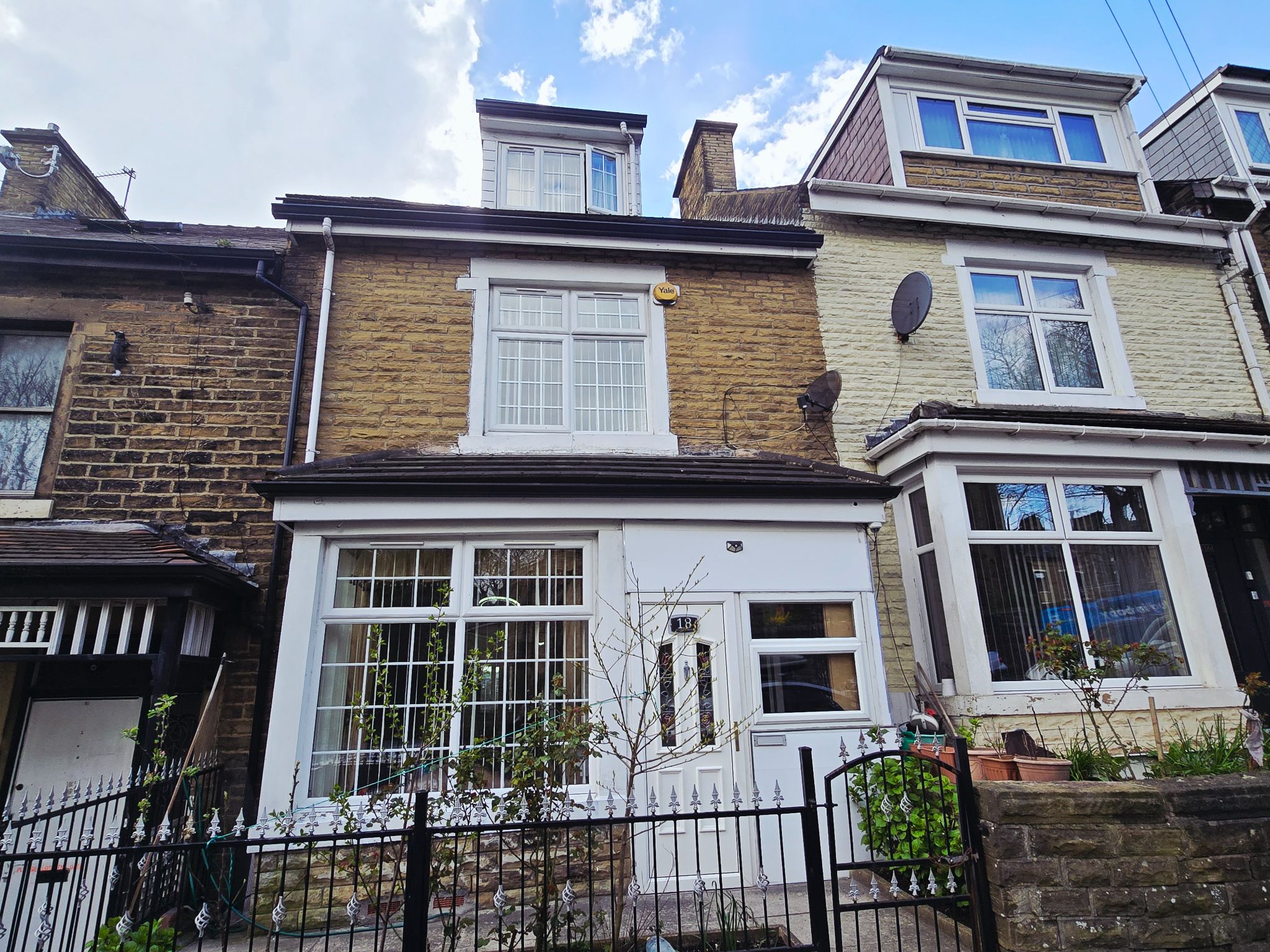 4 bedroom mid terraced house To Let in Bradford - Property photograph.