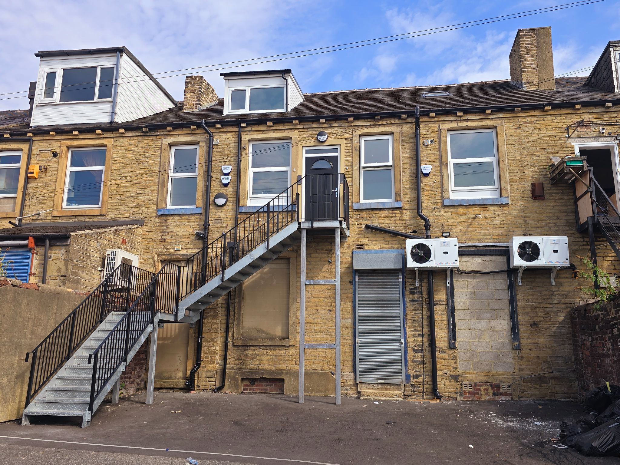 2 bedroom apartment flat/apartment To Let in Bradford - Photograph 2.