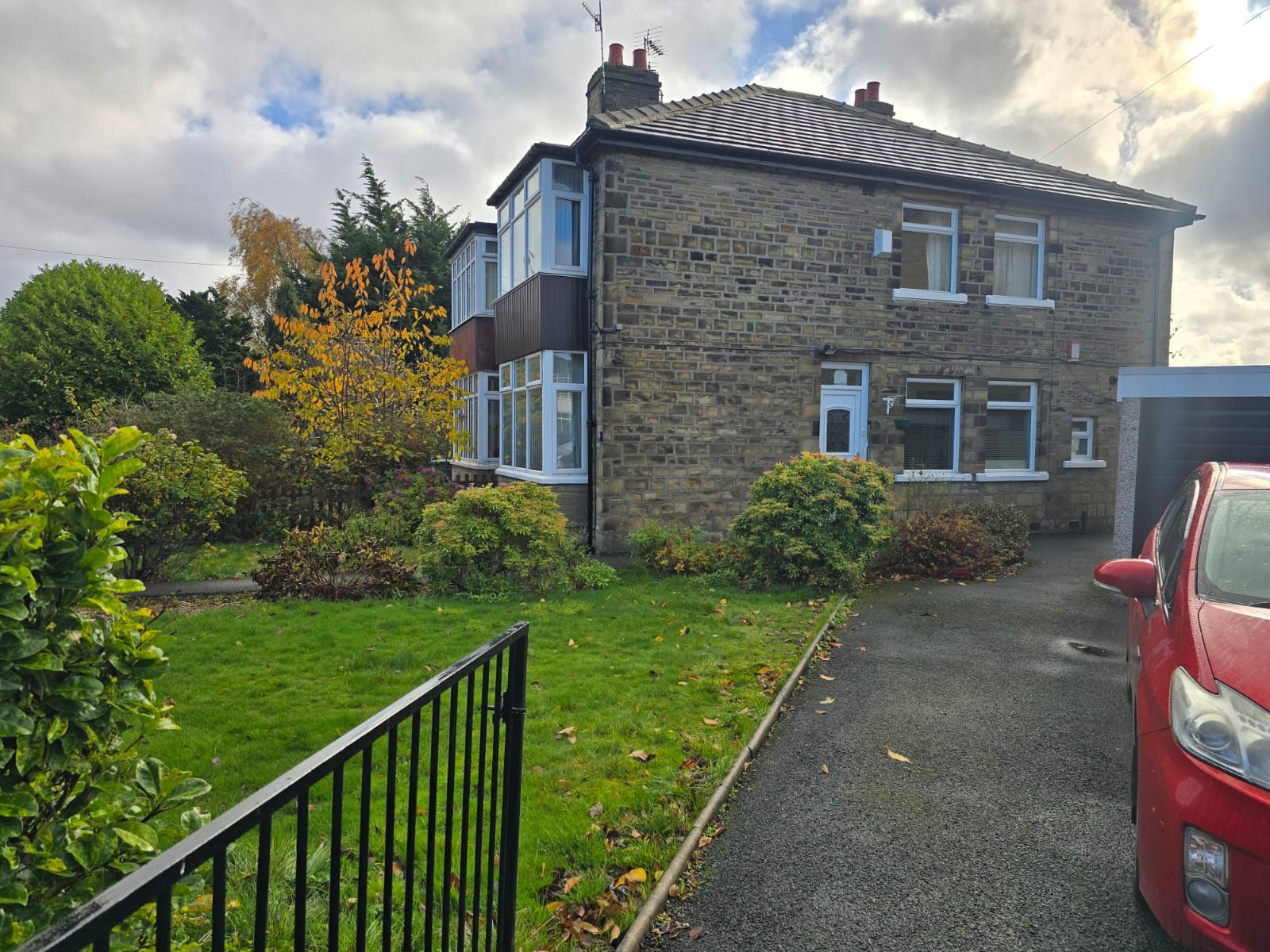3 bedroom semi-detached house Let in Bradford - Photograph 1.
