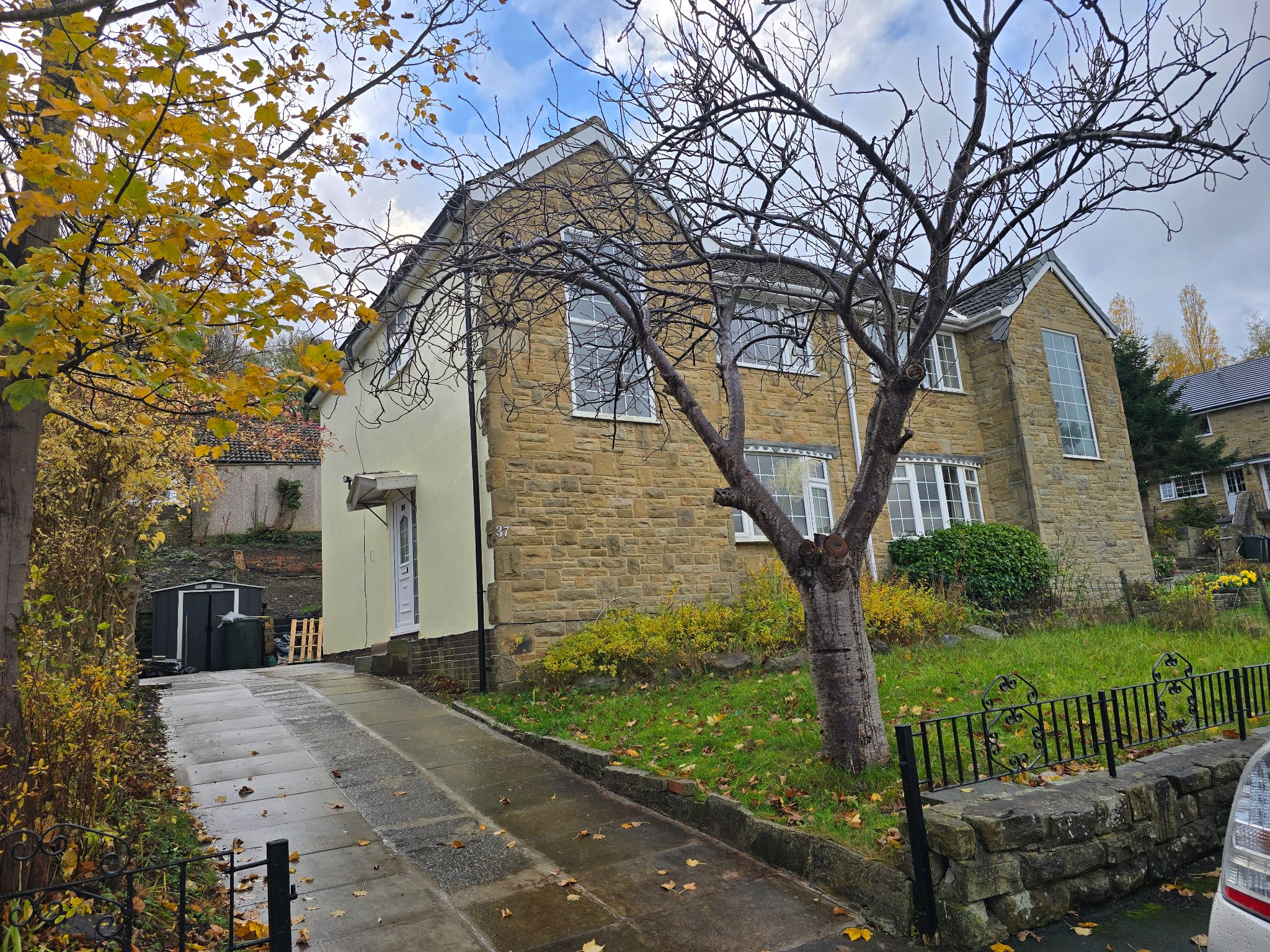 3 bedroom semi-detached house For Sale in Bradford - Photograph 1.