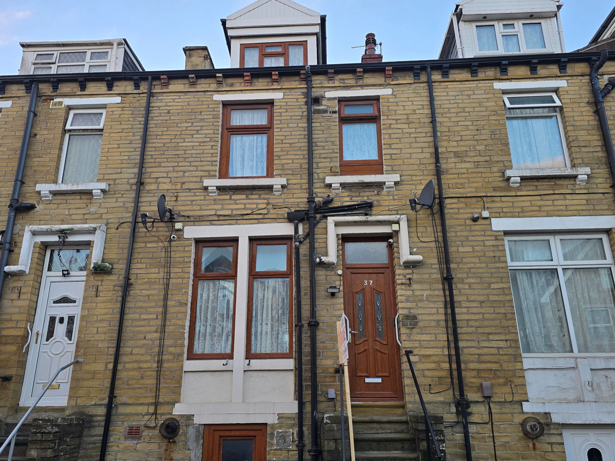 4 bedroom mid terraced house For Sale in Bradford - Property photograph.
