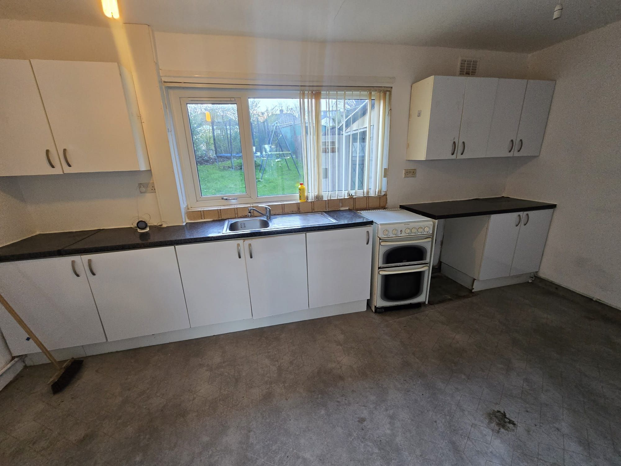 3 bedroom semi-detached house To Let in Bradford - Property photograph.