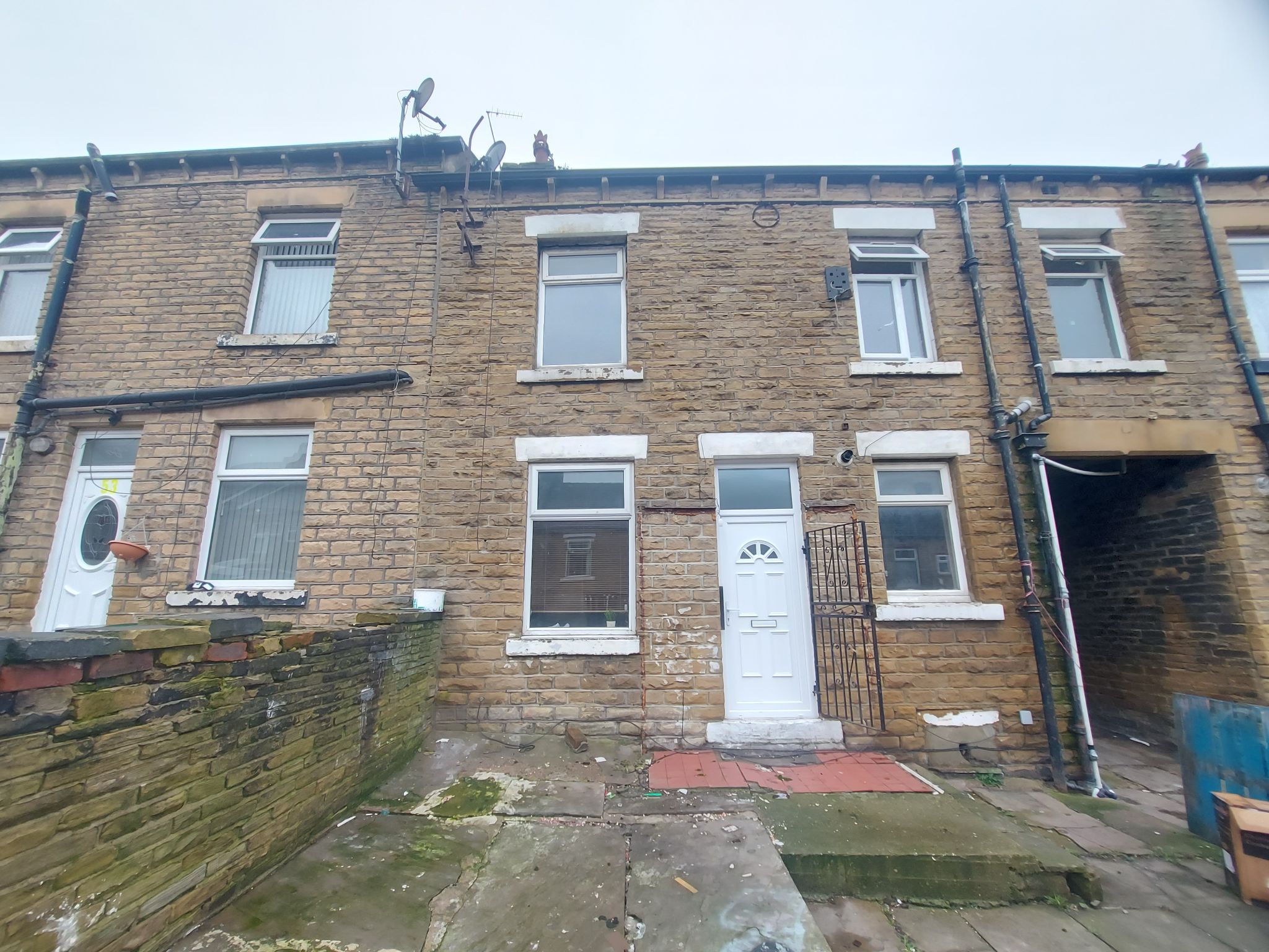 2 bedroom mid terraced house To Let in Bradford - Property photograph.