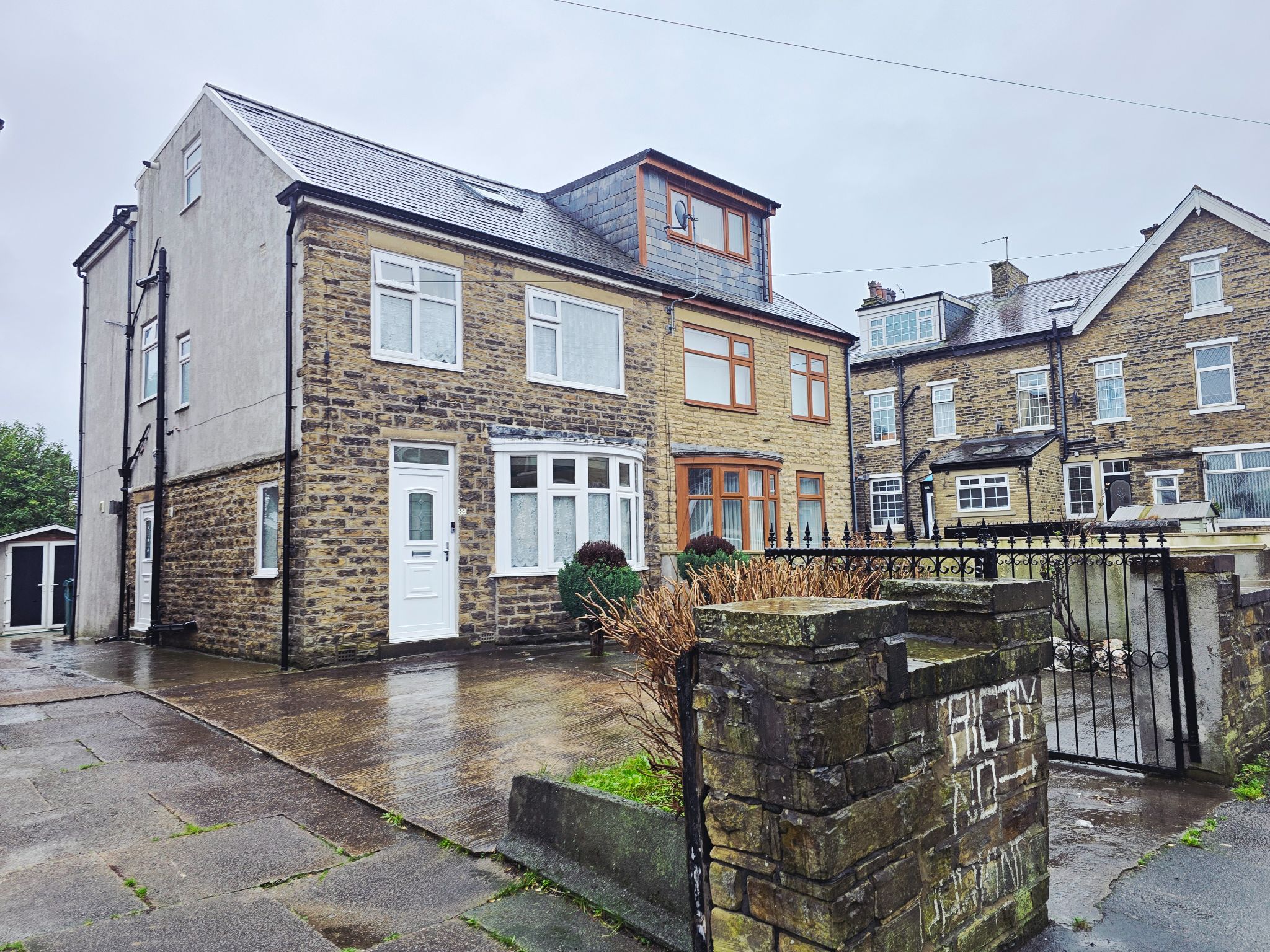 5 bedroom semi-detached house For Sale in Bradford - Property photograph.