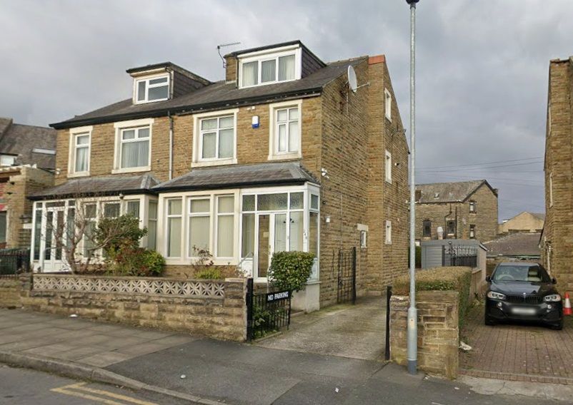 4 bedroom semi-detached house For Sale in Bradford - Property photograph.