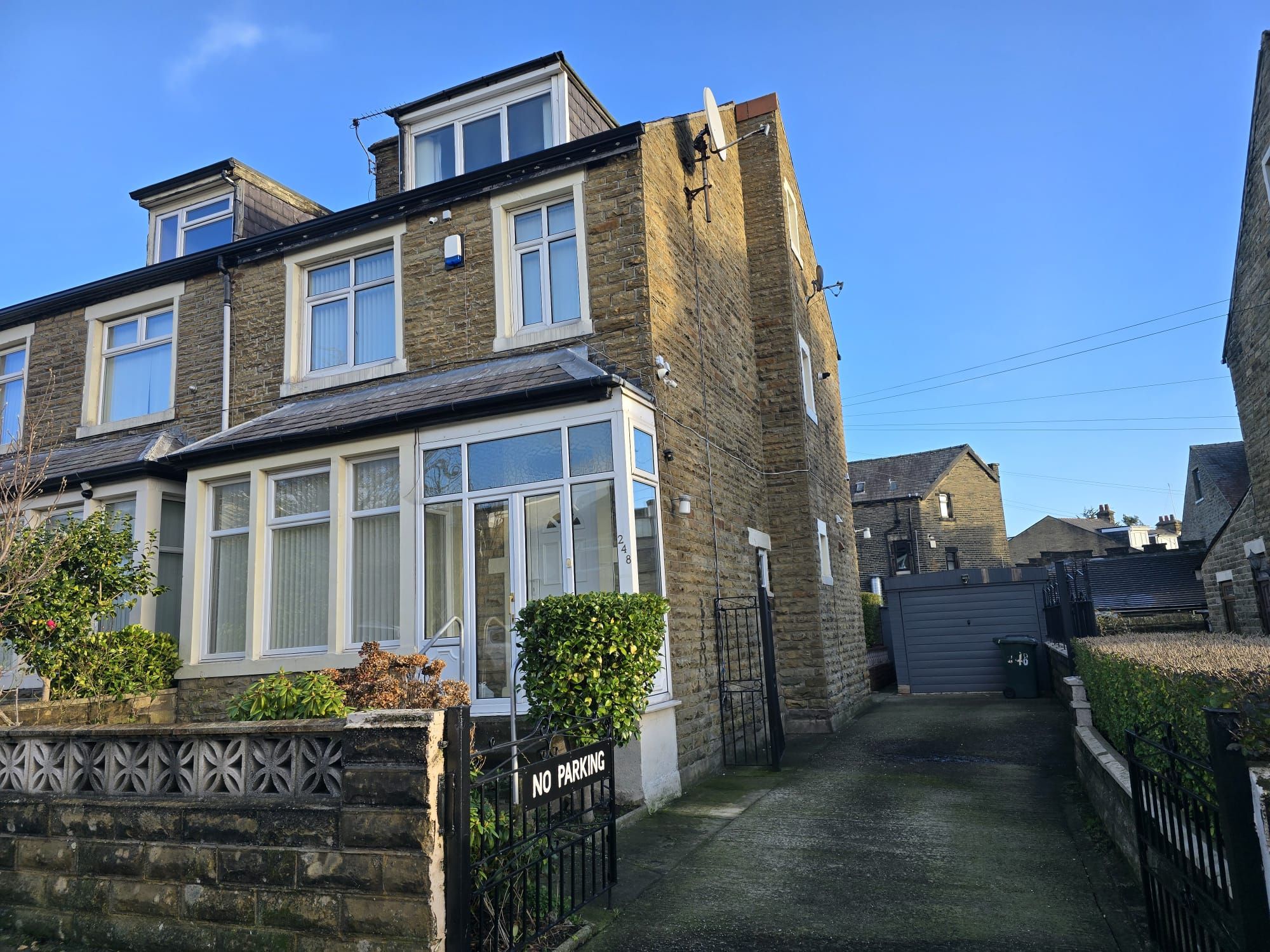 4 bedroom semi-detached house For Sale in Bradford - Photograph 1.