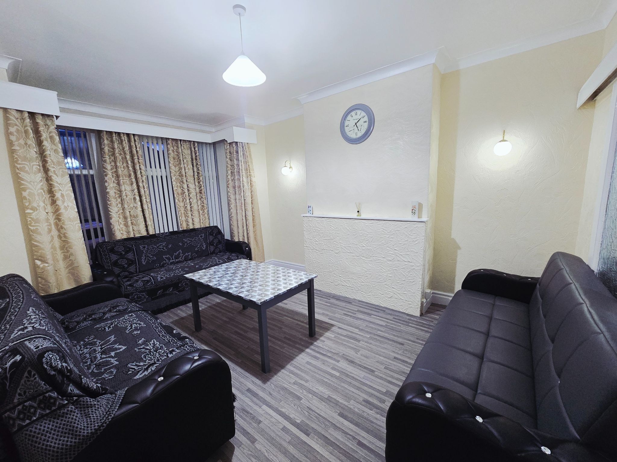 4 bedroom semi-detached house For Sale in Bradford - Property photograph.