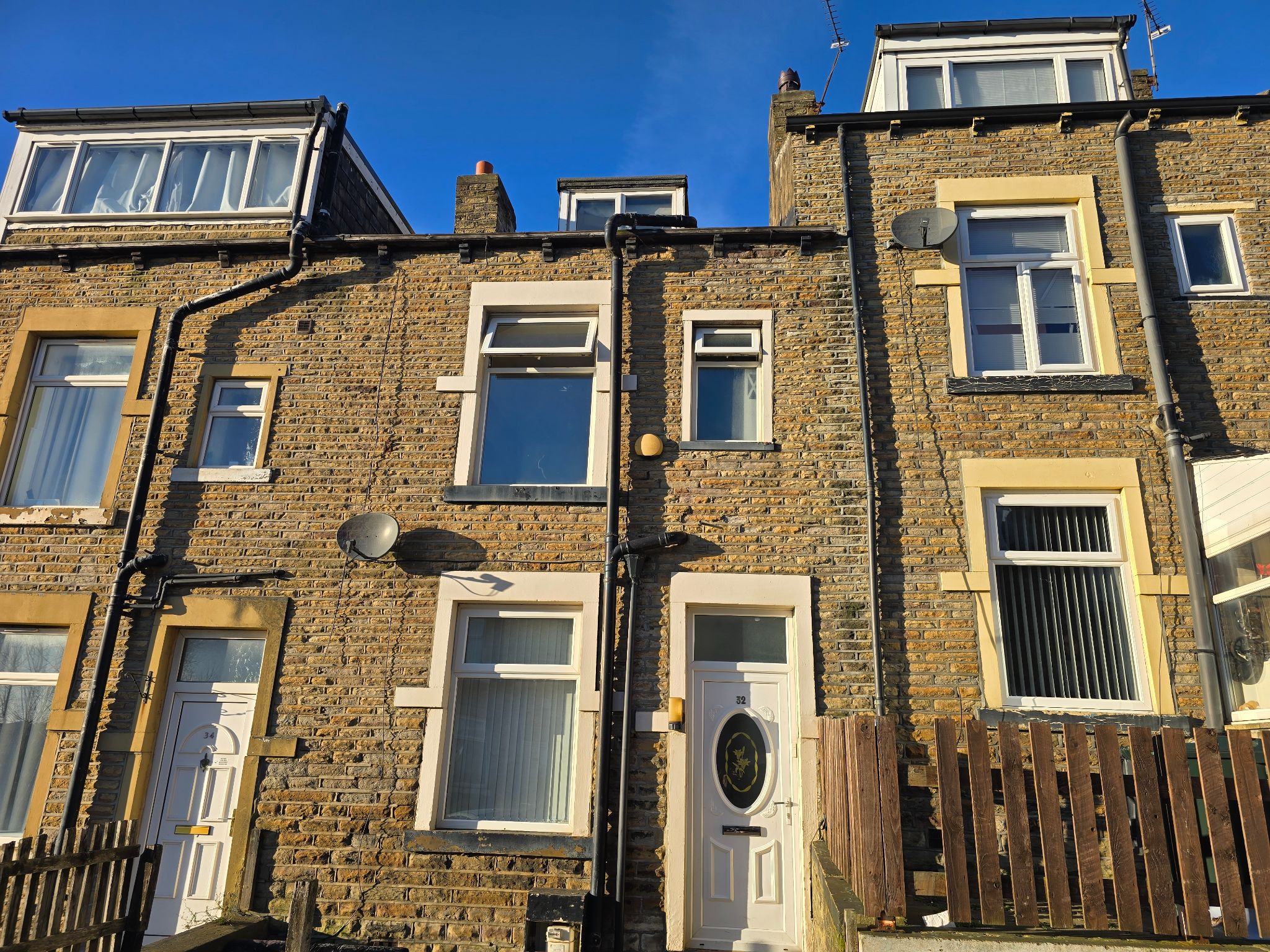 2 bedroom mid terraced house To Let in Bradford - Property photograph.