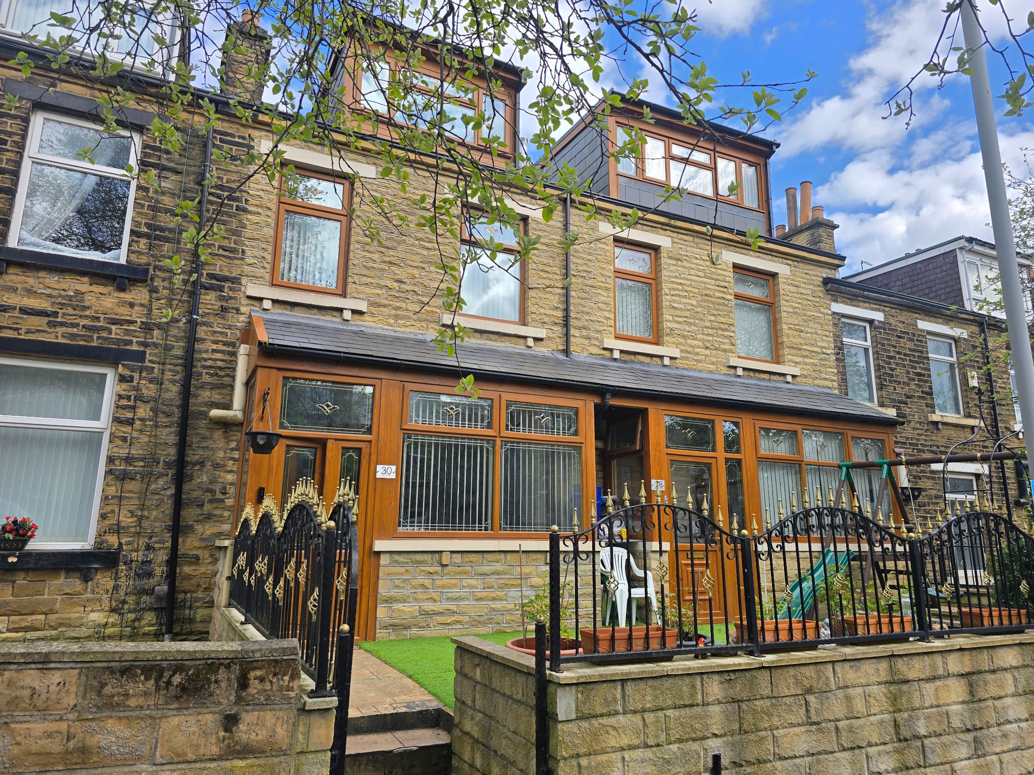4 bedroom mid terraced house For Sale in Bradford - Property photograph.