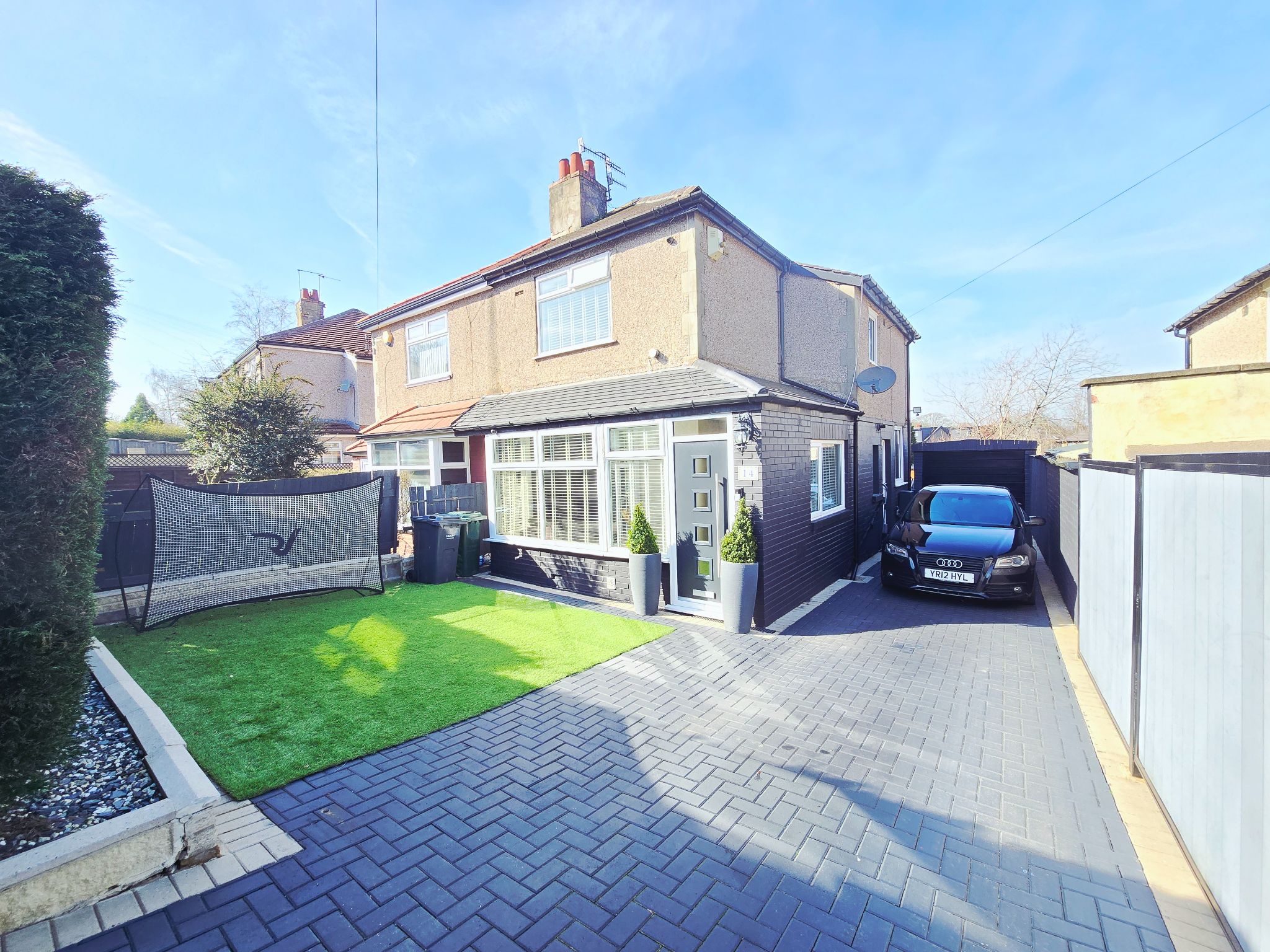 4 bedroom semi-detached house For Sale in Bradford - Property photograph.