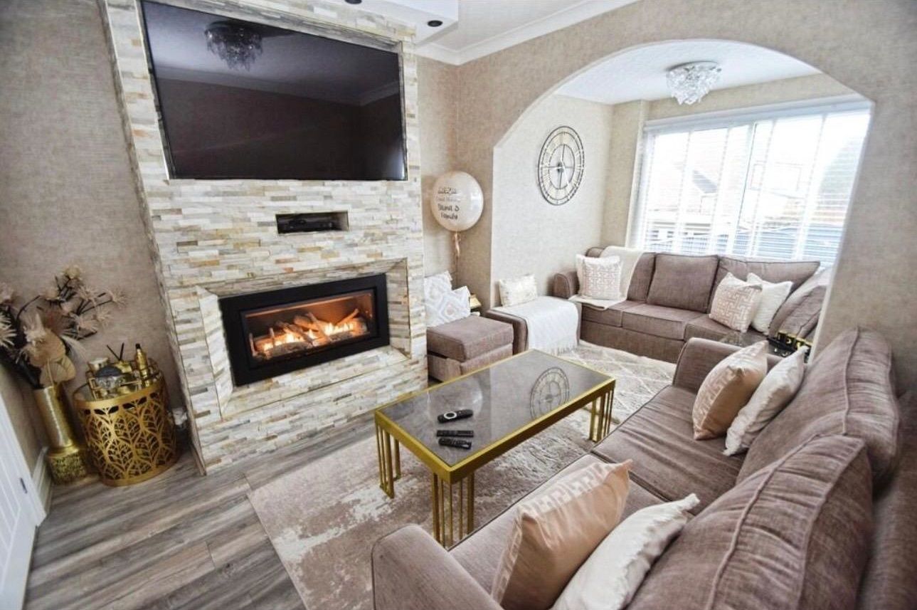 4 bedroom semi-detached house For Sale in Bradford - Property photograph.