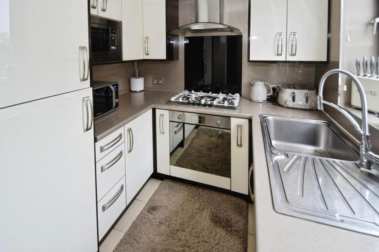 4 bedroom semi-detached house For Sale in Bradford - Property photograph.