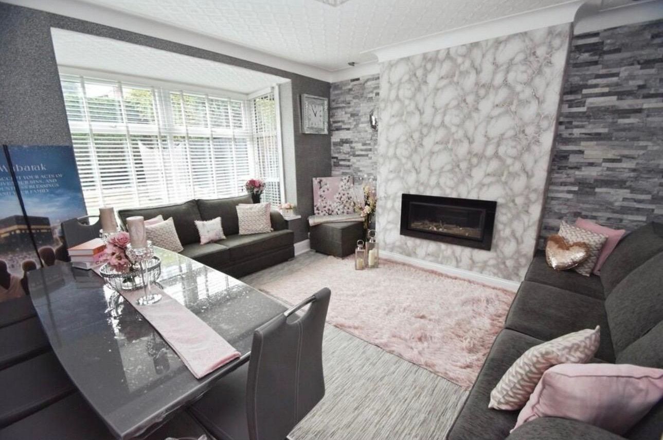 4 bedroom semi-detached house For Sale in Bradford - Property photograph.