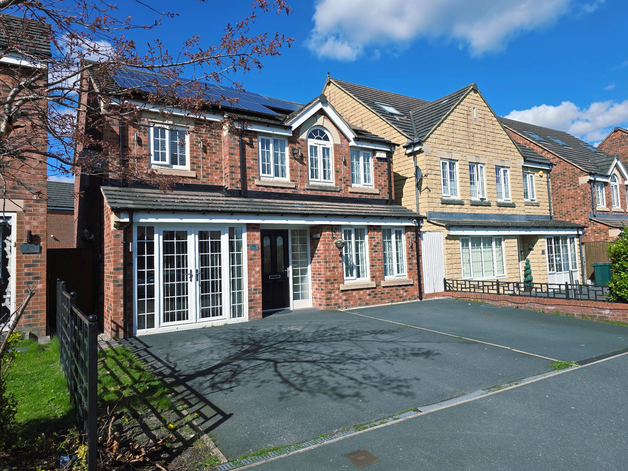 4 bedroom detached house For Sale in Bradford - Property photograph.