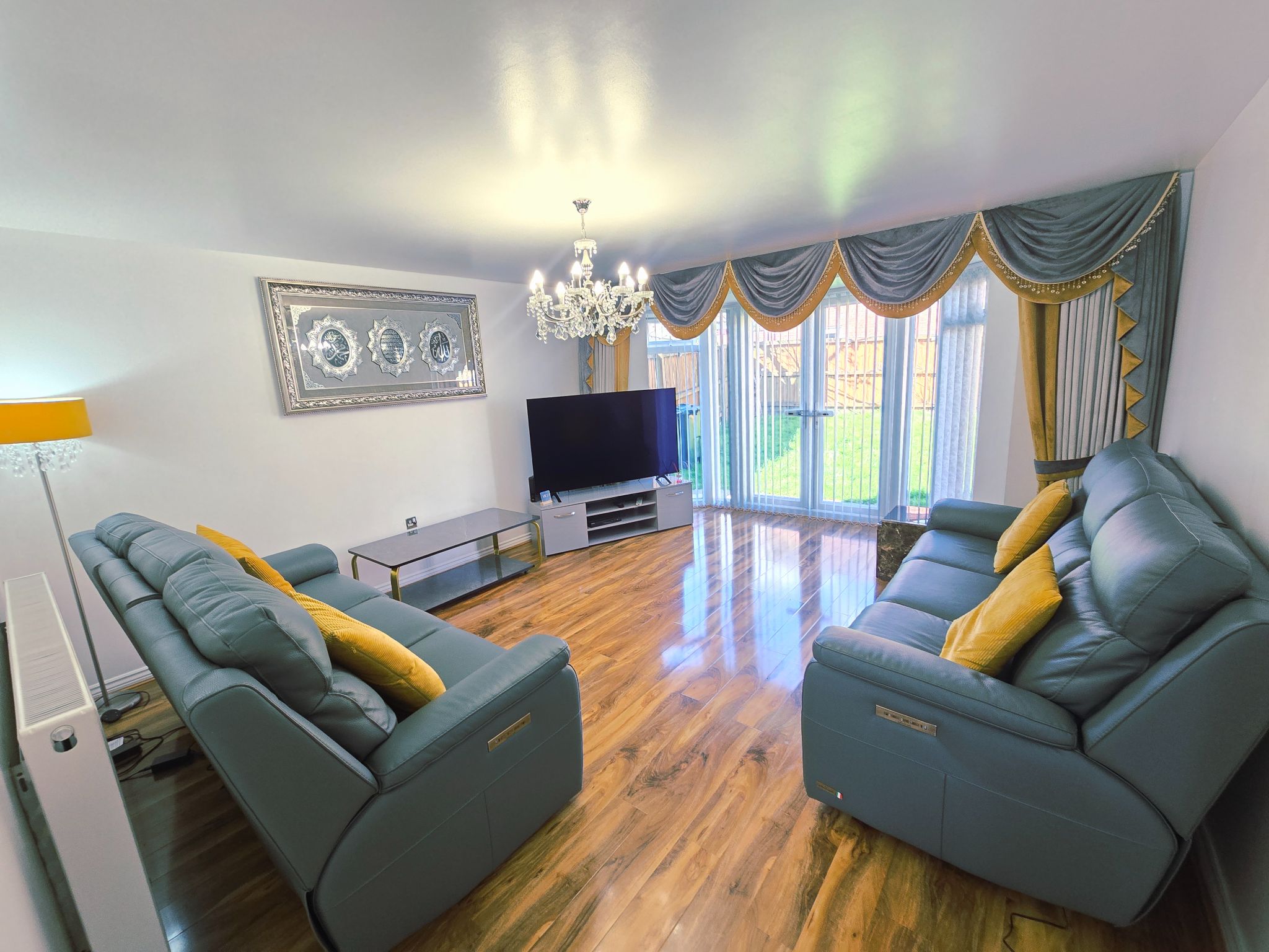 4 bedroom detached house For Sale in Bradford - Property photograph.