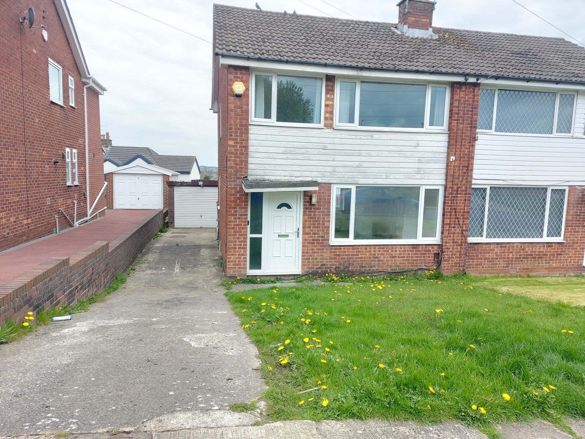 3 bedroom semi-detached house To Let in Bradford - Photograph 1.
