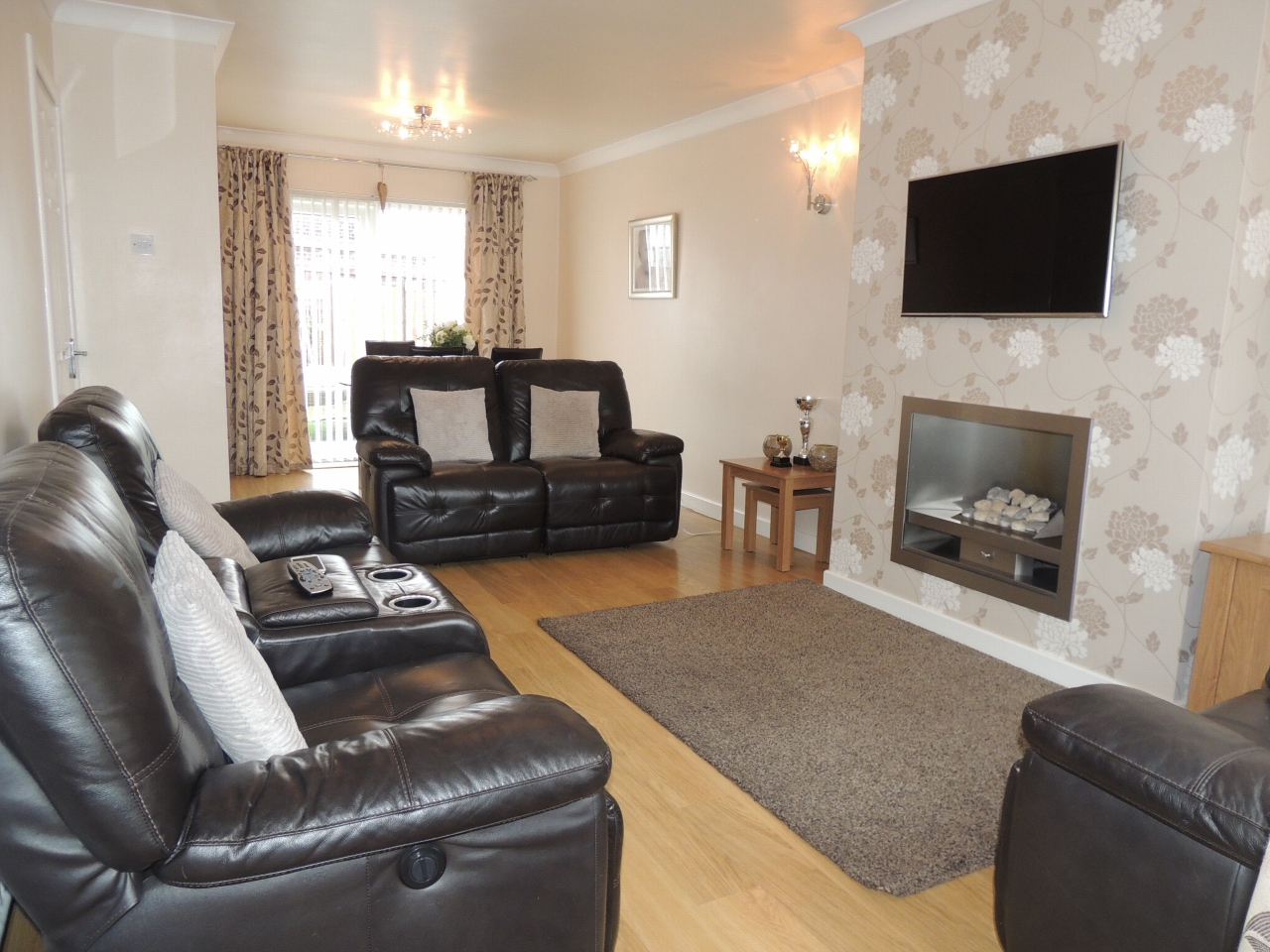3 bedroom semi-detached house Let in Wigan - Lounge