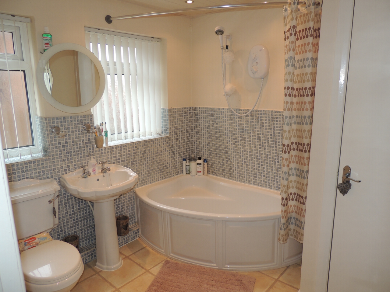 3 bedroom semi-detached house Let in Wigan - Property photograph