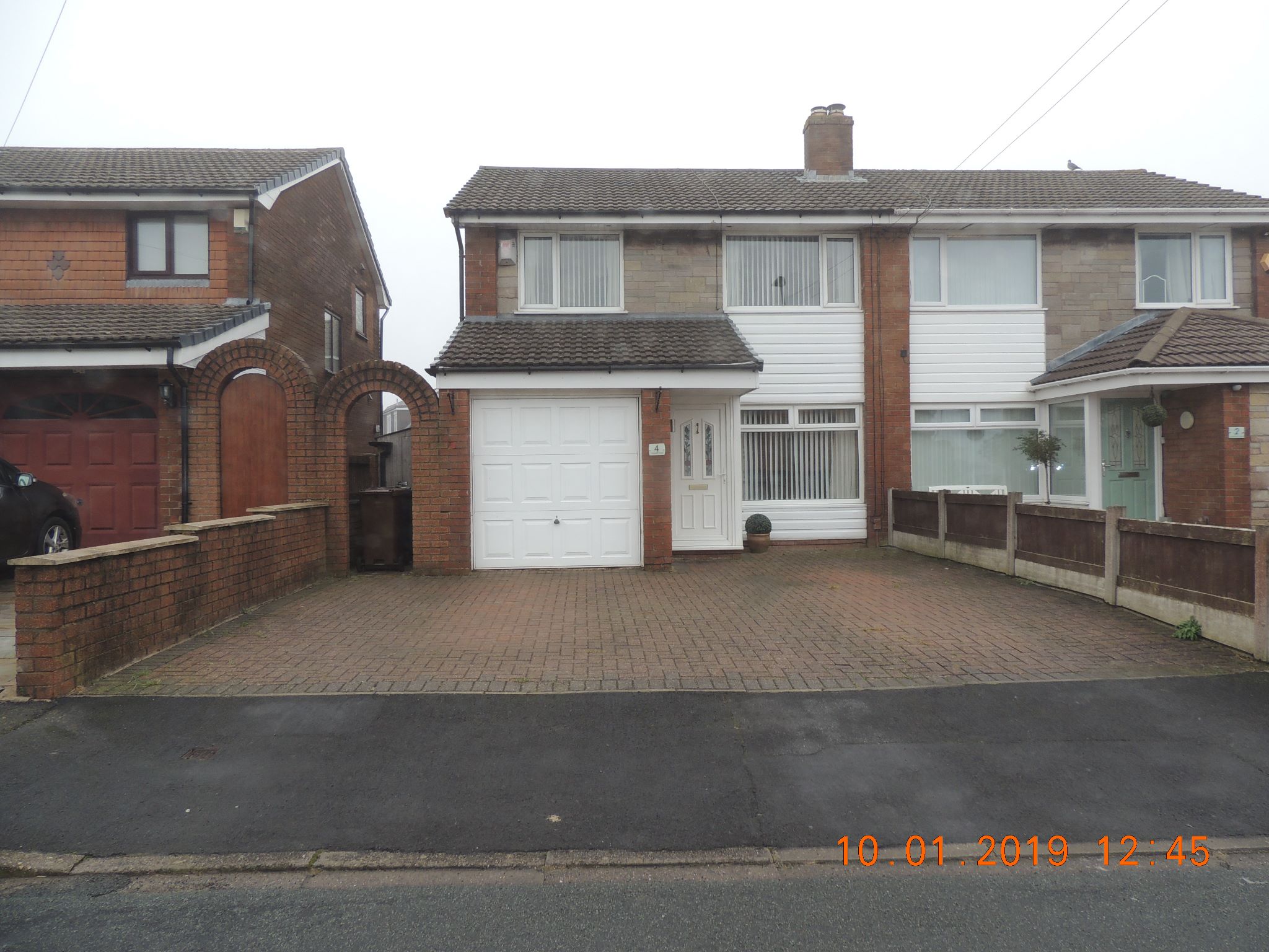 3 bedroom semi-detached house Let in Wigan - Property photograph
