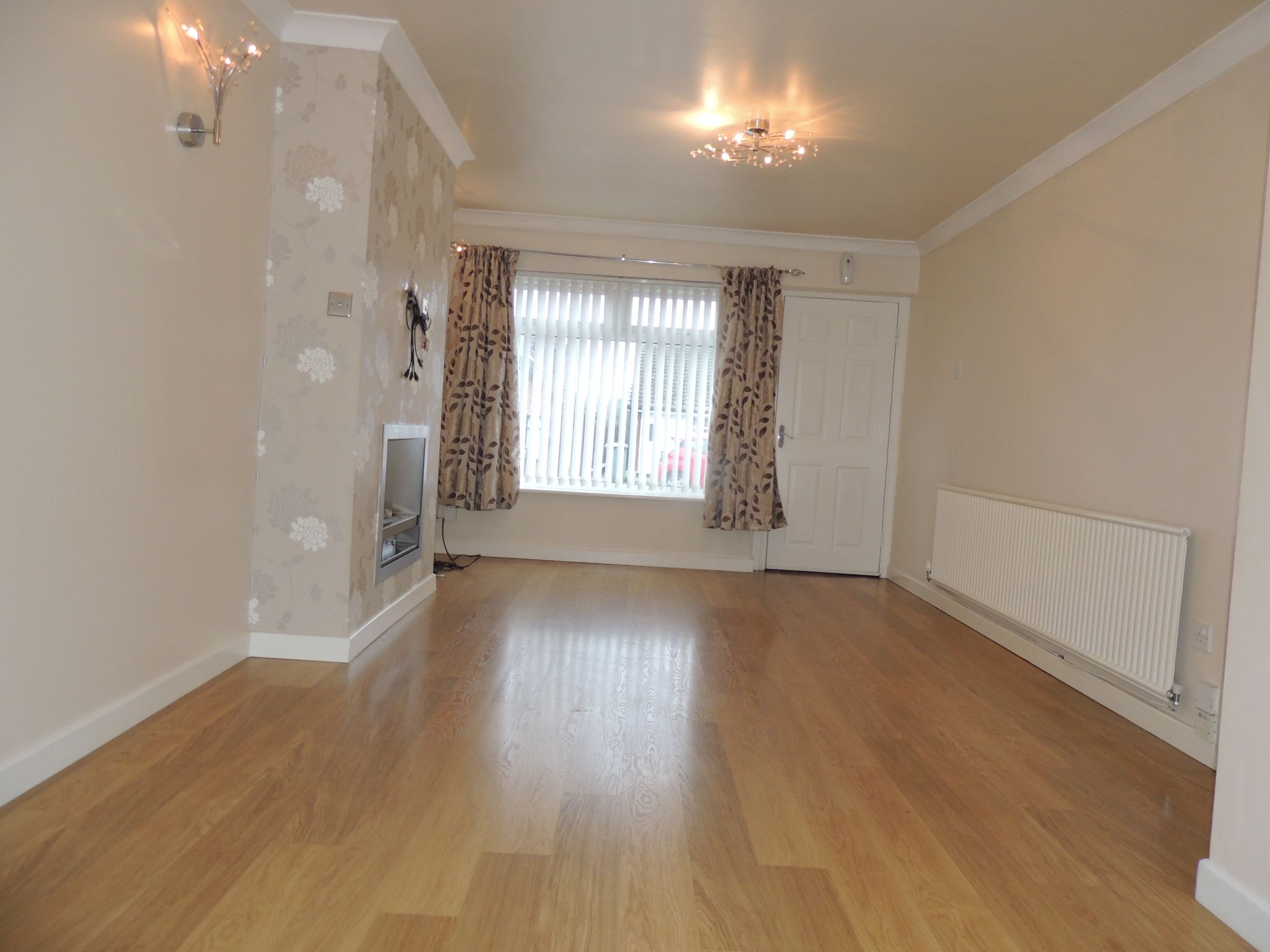 3 bedroom semi-detached house Let in Wigan - lounge
