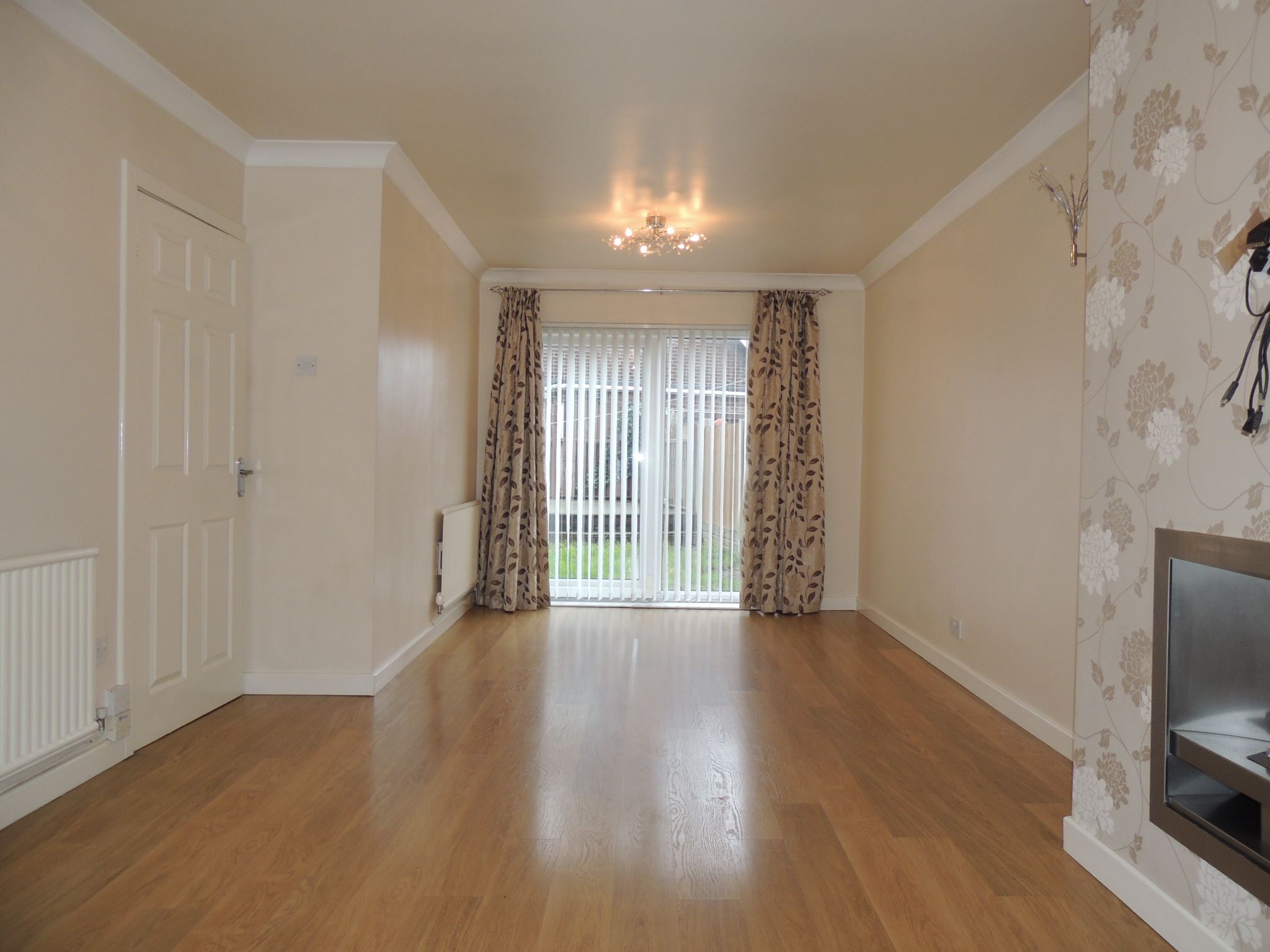 3 bedroom semi-detached house Let in Wigan - Lounge