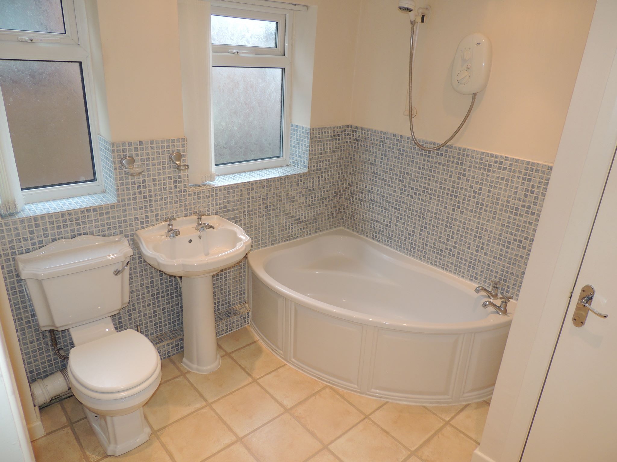 3 bedroom semi-detached house Let in Wigan - bathroom