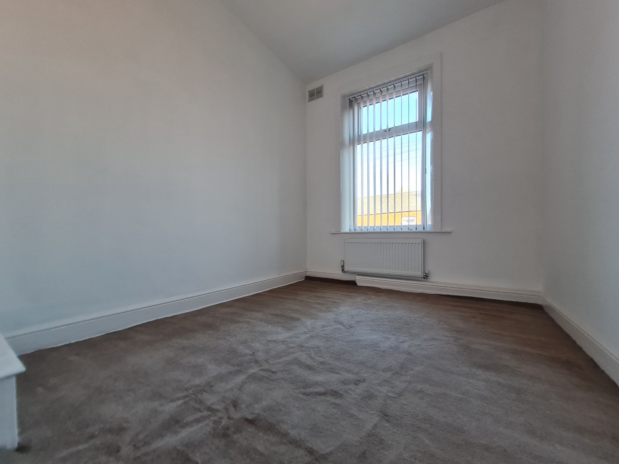 3 bedroom mid terraced house Let in Chorley - BEDROOM 2