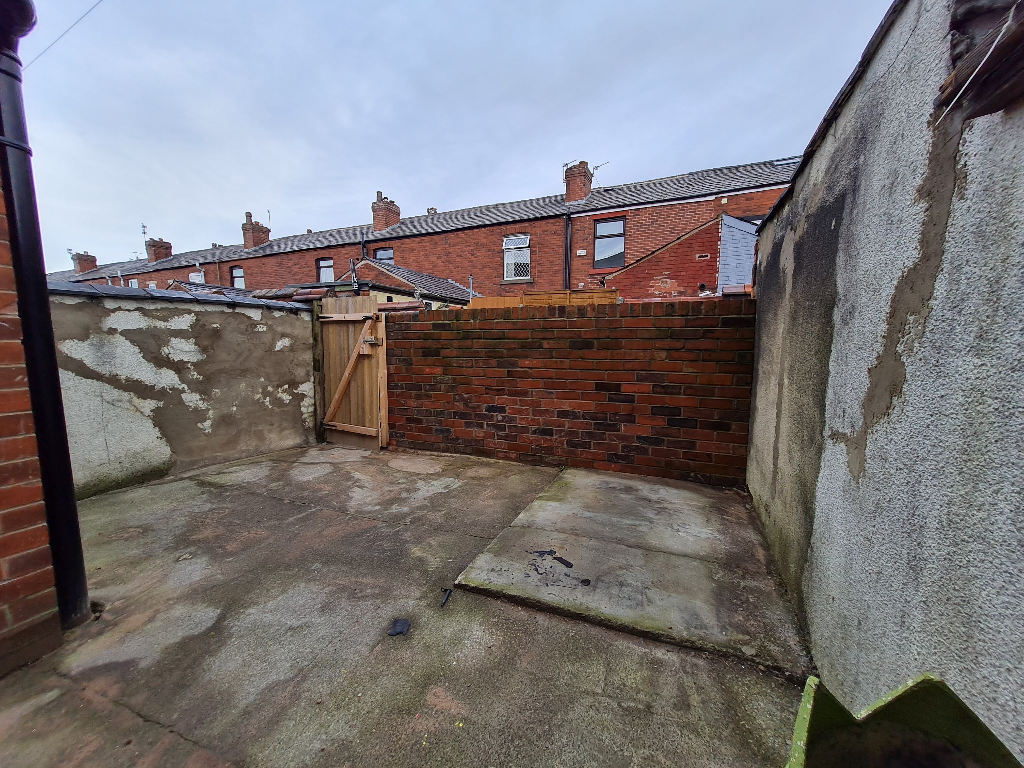 3 bedroom mid terraced house Let in Chorley - rear yard