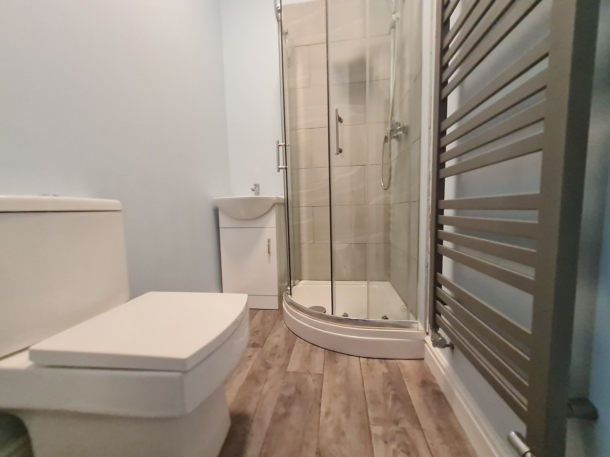 3 bedroom mid terraced house Let in Chorley - upstairs bathroom