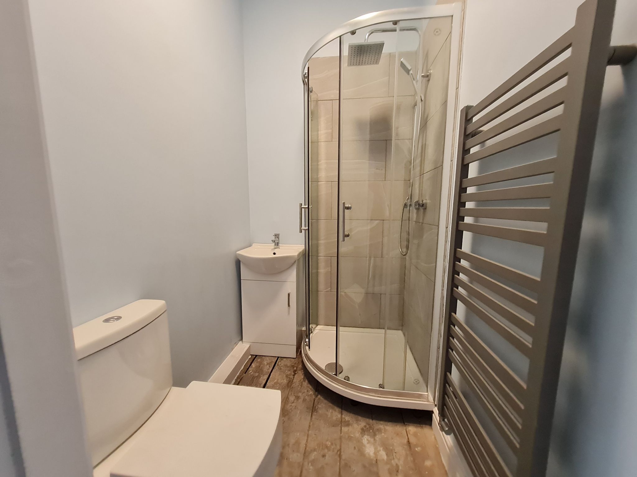 3 bedroom mid terraced house Let in Chorley - Upstairs bathroom